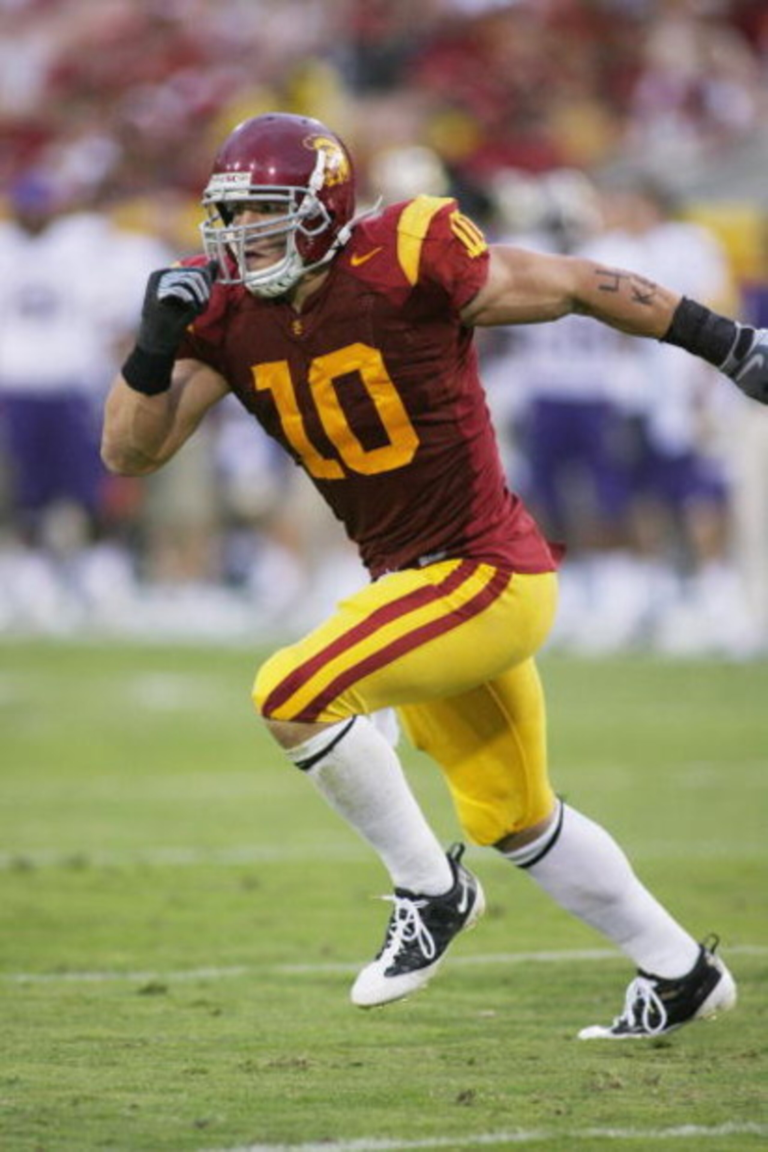 LOS ANGELES - NOVEMBER 1:  Brian Cushing #10 of the USC Trojans rushes against the Washington Huskies on November 1, 2008 at the Los Angeles Memorial Coliseum in Los Angeles, California.  USC won 56-0.  (Photo by Jeff Golden/Getty Images)