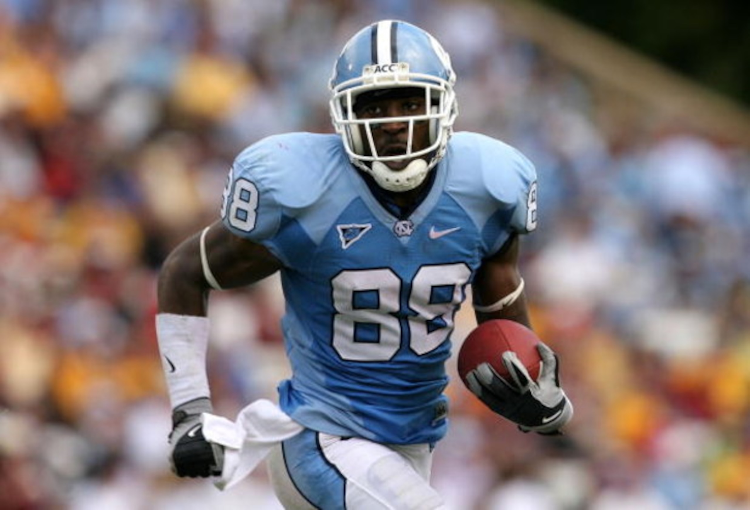 CHAPEL HILL, NC - OCTOBER 25:  Hakeem Nicks #88 of the North Carolina Tar Heels runs with the ball against the Boston College Eagles during their game at Kenan Stadium in Chapel Hill, North Carolina on October 25, 2008.  (Photo by Streeter Lecka/Getty Ima