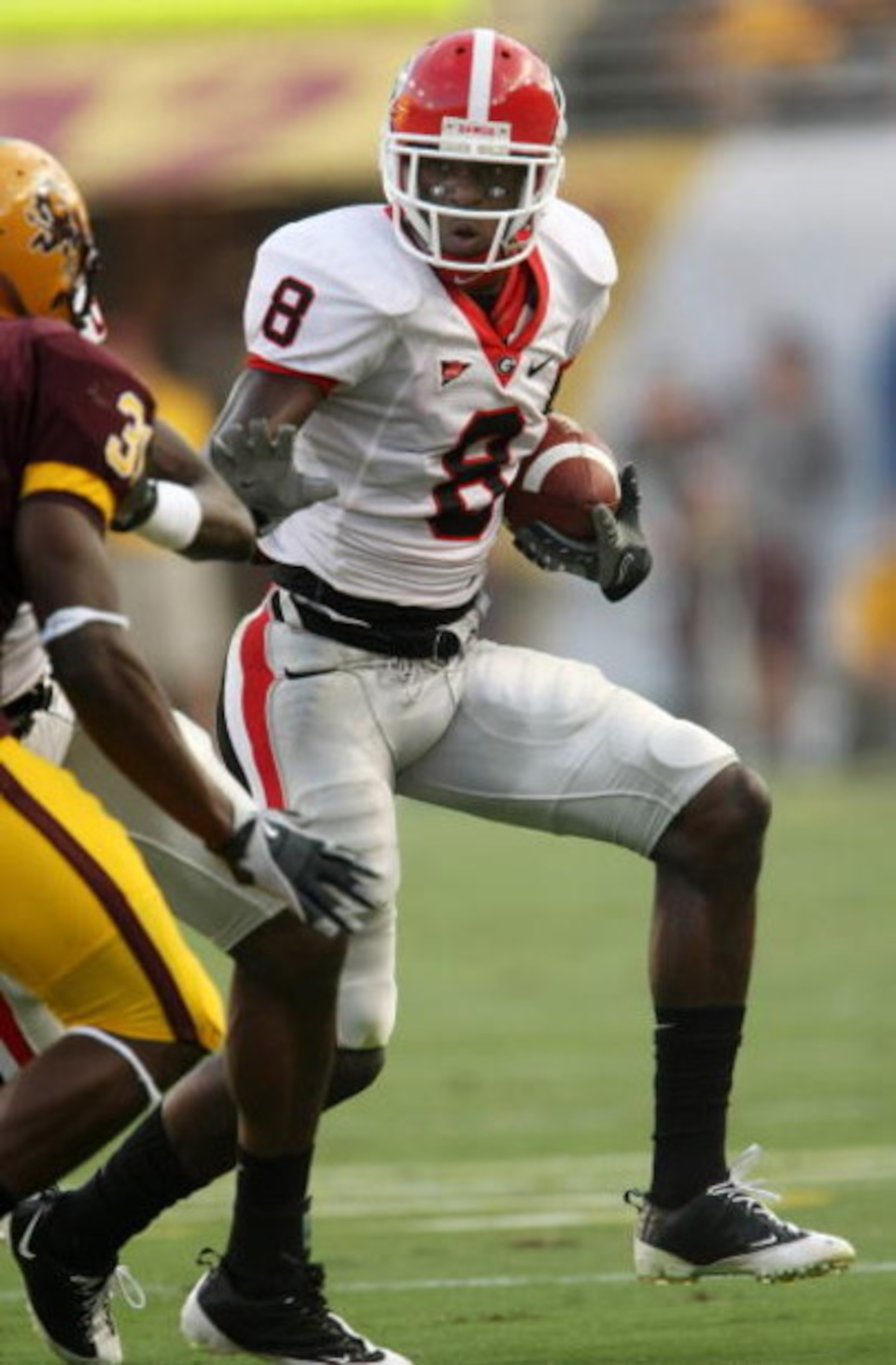 TEMPE, AZ - SEPTEMBER 20:  Wide receiver A.J. Green #8 of the Georgia Bulldogs carries the ball against the Arizona State Sun Devils on September 20, 2008 at Sun Devil Stadium in Tempe, Arizona.  (Photo by Stephen Dunn/Getty Images)