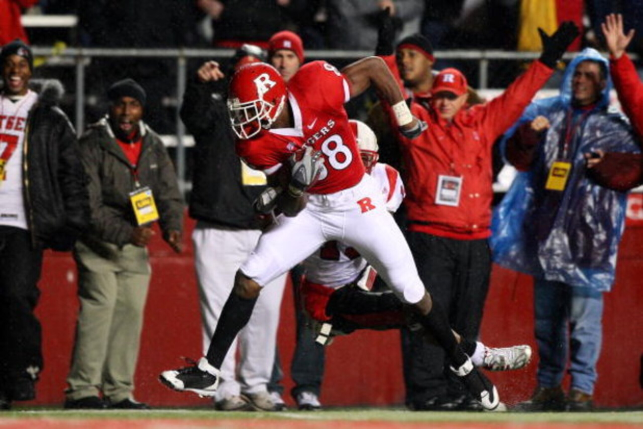 PISCATAWAY, NJ - DECEMBER 04: Kenny Britt #88 of the Rutgers Scarlet Knights runs in the second touchdown during the second quarter against the Louisville Cardinals at Rutgers Stadium on December 4, 2008 in Piscataway, New Jersey. (Photo by Jim McIsaac/ PISCATAWAY, NJ - DECEMBER 04: Kenny Britt #88 of the Rutgers Scarlet Knights runs in the second touchdown during the second quarter against the Louisville Cardinals at Rutgers Stadium on December 4, 2008 in Piscataway, New Jersey. (Photo by Jim McIsaac/