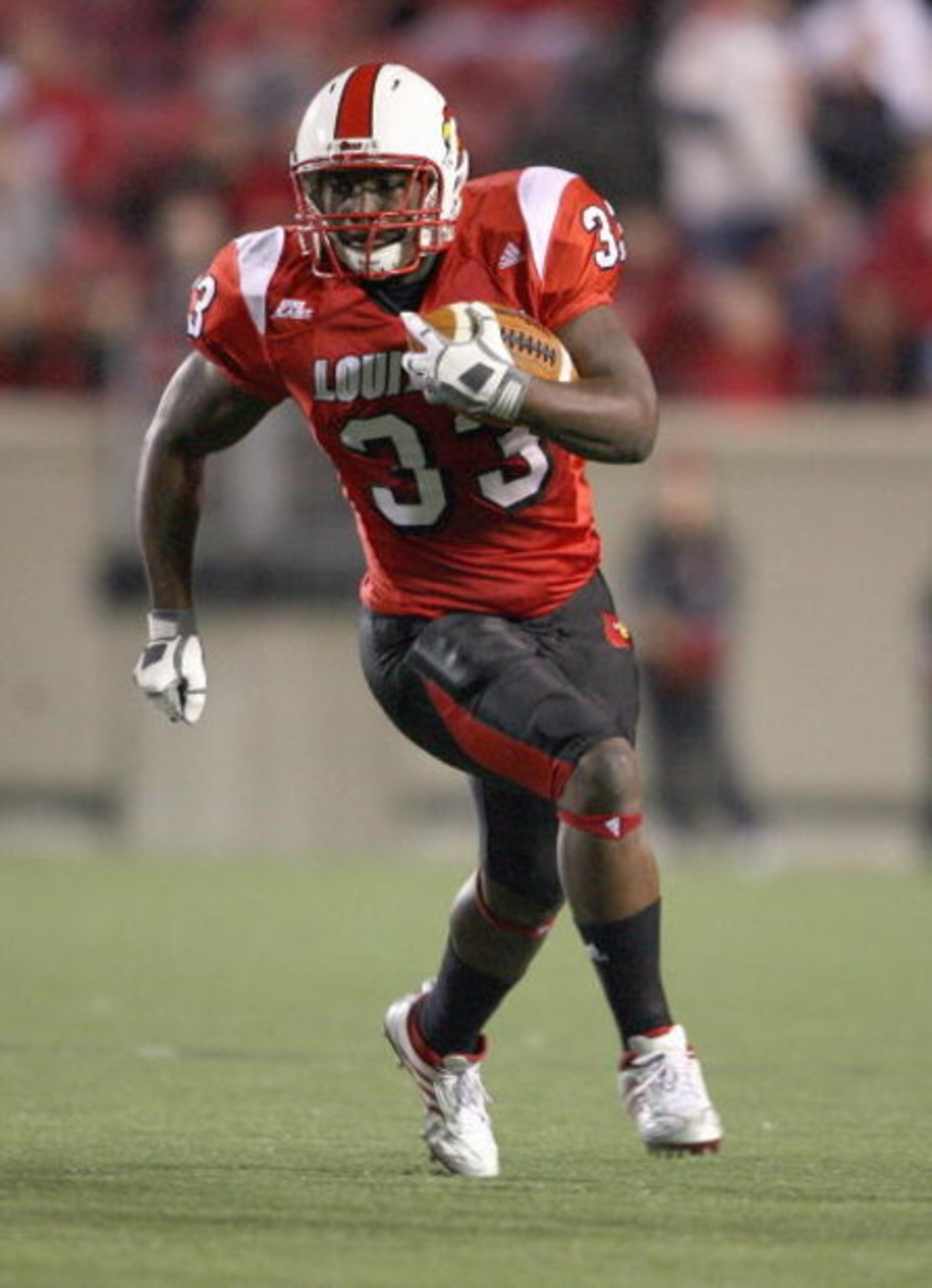 LOUISVILLE, KY - NOVEMBER 14: Bilal Powell #33 of the Louisville Cardinals carries the ball during the Big East Conference game against the Cincinnati Bearcats on November 14, 2008 at Papa John's Stadium in Louisville, Kentucky. (Photo by Andy Lyons/Ge LOUISVILLE, KY - NOVEMBER 14: Bilal Powell #33 of the Louisville Cardinals carries the ball during the Big East Conference game against the Cincinnati Bearcats on November 14, 2008 at Papa John's Stadium in Louisville, Kentucky. (Photo by Andy Lyons/Ge