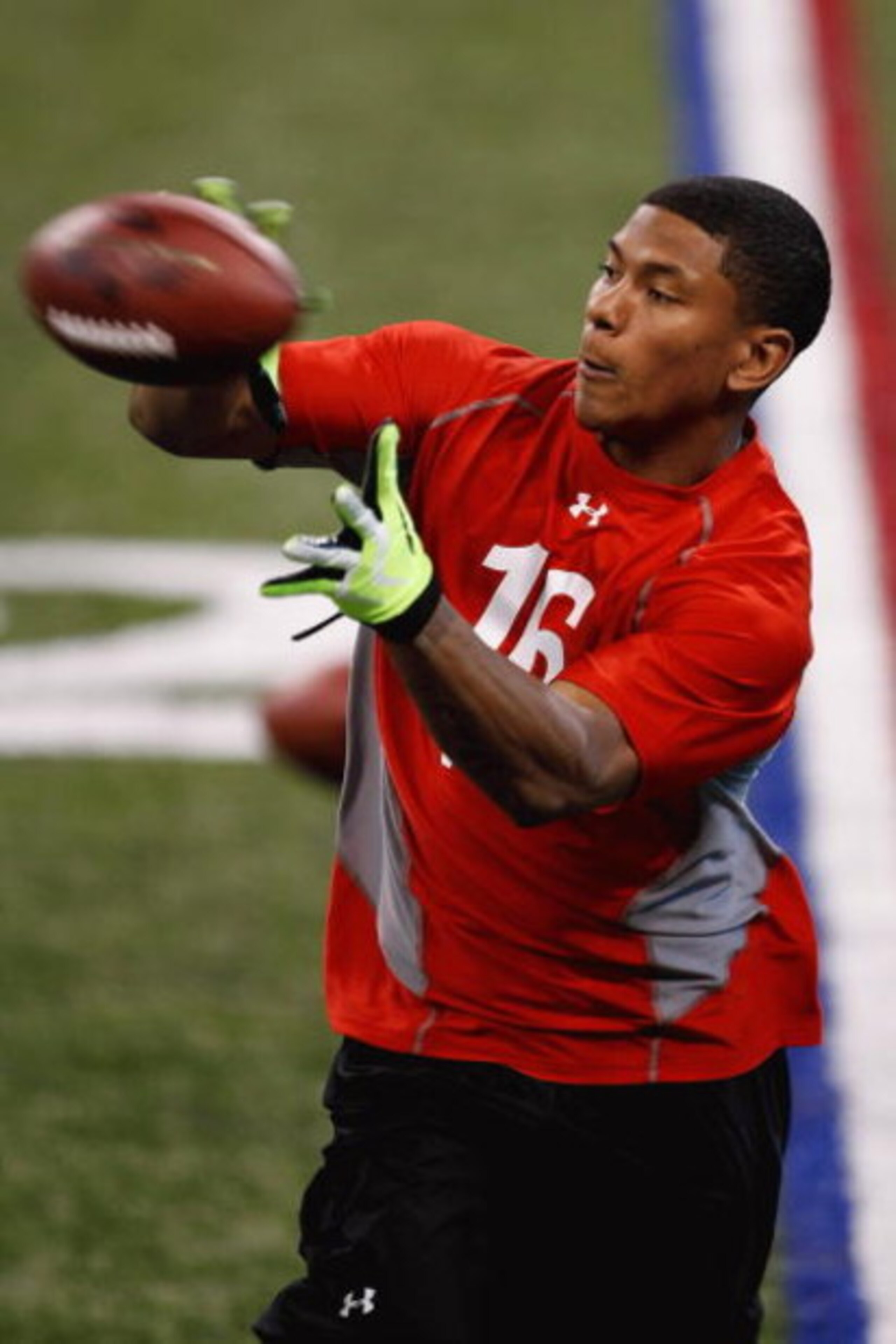 INDIANAPOLIS, IN - FEBRUARY 22: Wide receiver Juaquin Iglesias of Oklahoma catches the football during the NFL Scouting Combine presented by Under Armour at Lucas Oil Stadium on February 22, 2009 in Indianapolis, Indiana. (Photo by Scott Boehm/Getty Imag INDIANAPOLIS, IN - FEBRUARY 22: Wide receiver Juaquin Iglesias of Oklahoma catches the football during the NFL Scouting Combine presented by Under Armour at Lucas Oil Stadium on February 22, 2009 in Indianapolis, Indiana. (Photo by Scott Boehm/Getty Imag