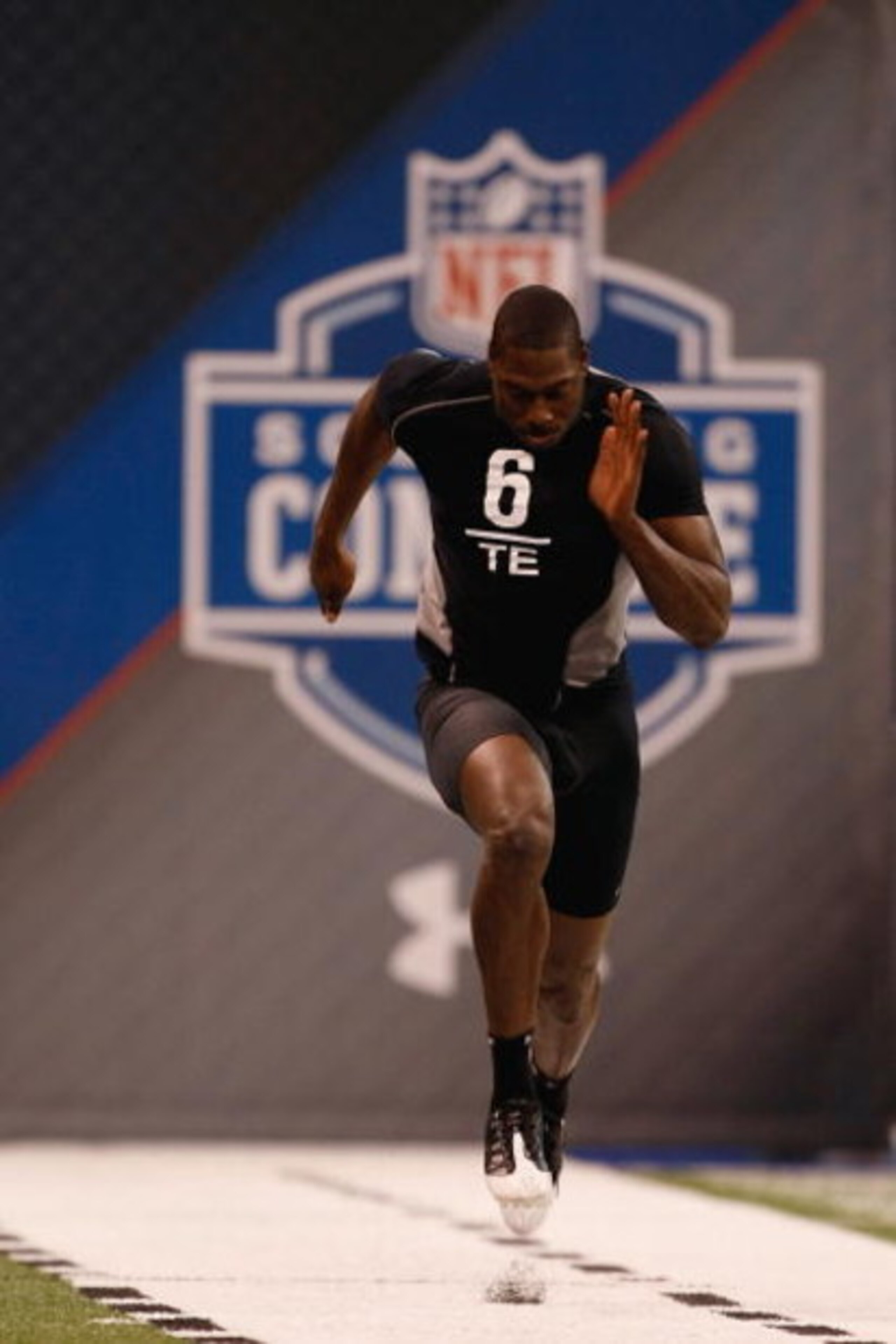 INDIANAPOLIS, IN - FEBRUARY 21: Tight end Jared Cook of South Carolina runs the 40 yard dash during the NFL Scouting Combine presented by Under Armour at Lucas Oil Stadium on February 21, 2009 in Indianapolis, Indiana. (Photo by Scott Boehm/Getty Images) INDIANAPOLIS, IN - FEBRUARY 21: Tight end Jared Cook of South Carolina runs the 40 yard dash during the NFL Scouting Combine presented by Under Armour at Lucas Oil Stadium on February 21, 2009 in Indianapolis, Indiana. (Photo by Scott Boehm/Getty Images)