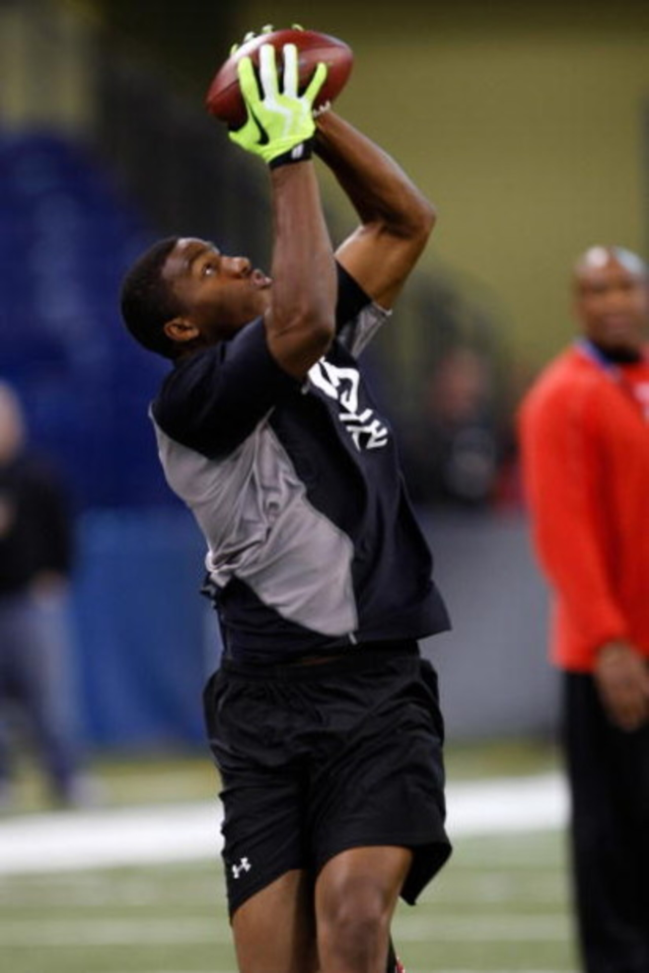 INDIANAPOLIS, IN - FEBRUARY 21: Tight end Shawn Nelson of Southern Mississippi catches the football during passing drills during the NFL Scouting Combine presented by Under Armour at Lucas Oil Stadium on February 21, 2009 in Indianapolis, Indiana. (Photo INDIANAPOLIS, IN - FEBRUARY 21: Tight end Shawn Nelson of Southern Mississippi catches the football during passing drills during the NFL Scouting Combine presented by Under Armour at Lucas Oil Stadium on February 21, 2009 in Indianapolis, Indiana. (Photo
