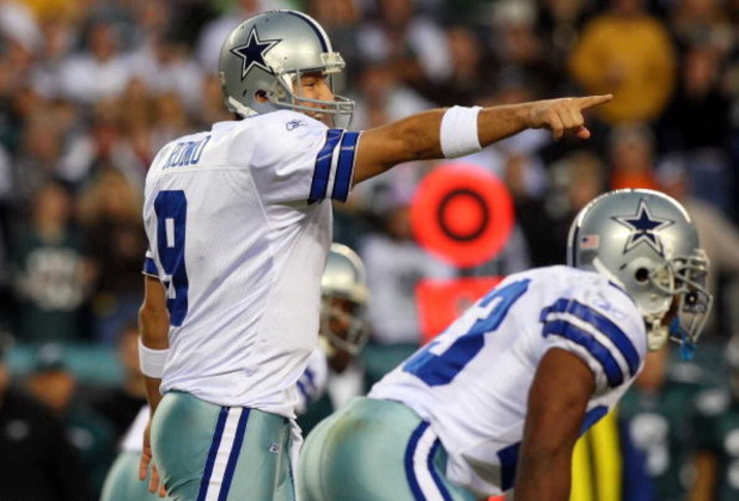 PHILADELPHIA - DECEMBER 28:  Tony Romo #9 of the Dallas Cowboys sets up his offence against the Philadelphia Eagles on December 28, 2008 at Lincoln Financial Field in Philadelphia, Pennsylvania.  (Photo by Jim McIsaac/Getty Images)