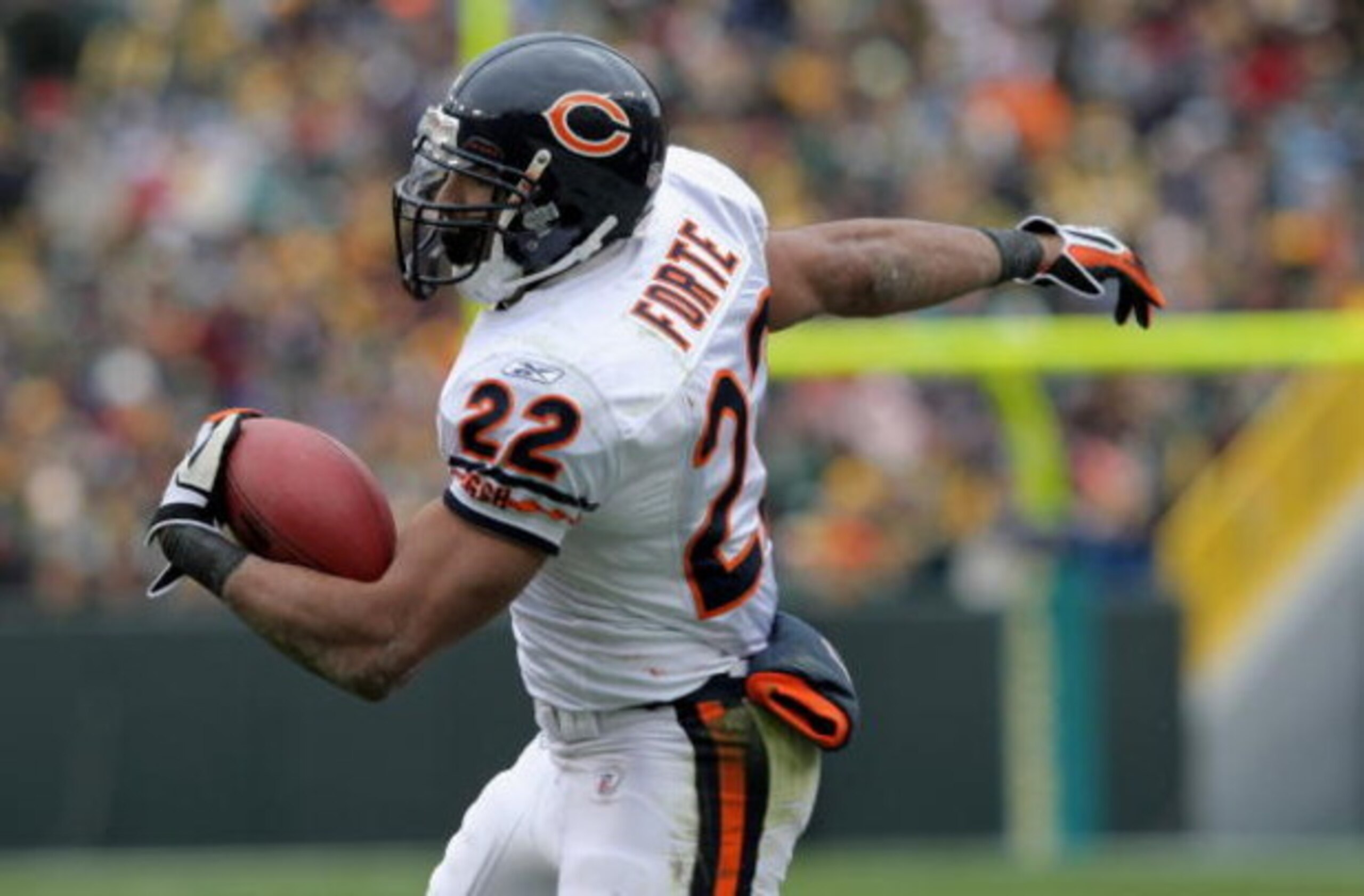GREEN BAY, WI - NOVEMBER 16:  Running back Matt Forte #22 of the Chicago Bears makes a reception against the Green Bay Packers during NFL action at Lambeau Field on November 16, 2008 in Green Bay, Wisconsin. The Packers defeated the Bears 37-3.  (Photo by