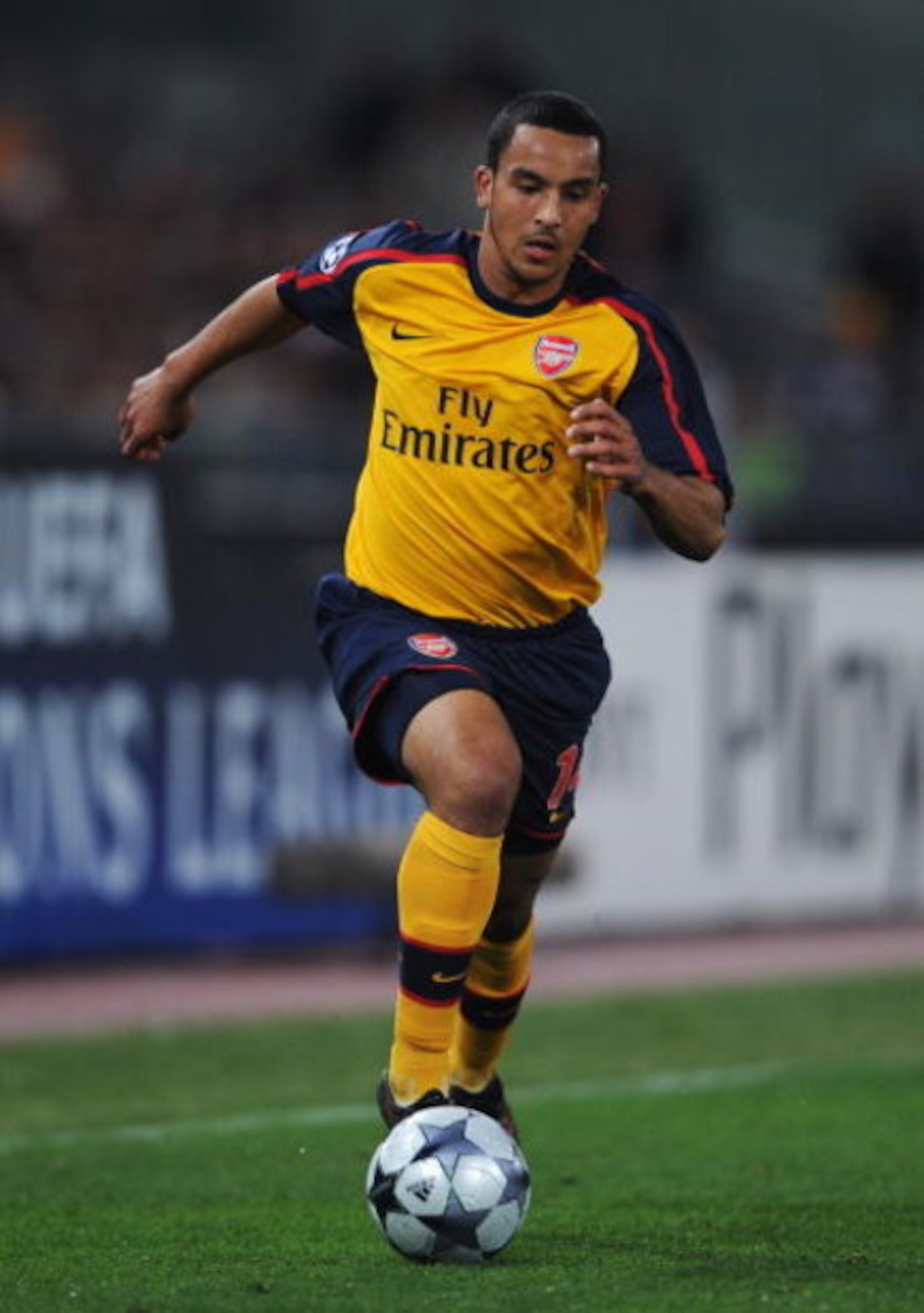 ROME - MARCH 11: Theo Walcott of Arsenal in action during the UEFA Champions League, Round of Last 16, Second Leg match between AS Roma and Arsenal at the Stadio Olimpico on March 11, 2009 in Rome, Italy.  (Photo by Shaun Botterill/Getty Images)