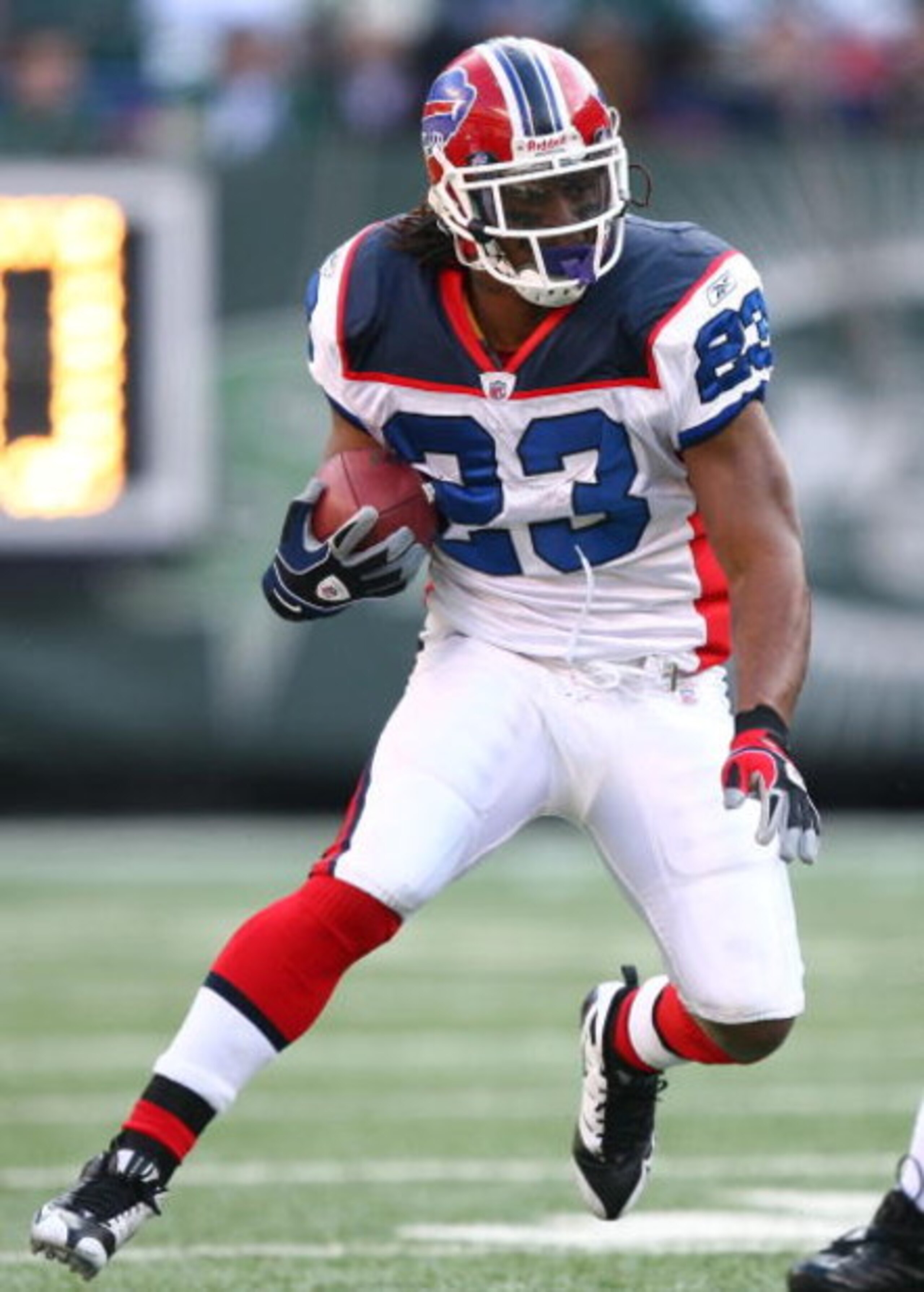EAST RUTHERFORD, NJ - DECEMBER 14:  Marshawn Lynch #23 of The Buffalo Bills in action against The New York Jets during their game on December 14, 2008 at Giants Stadium in East Rutherford, New Jersey.  (Photo by Al Bello/Getty Images)