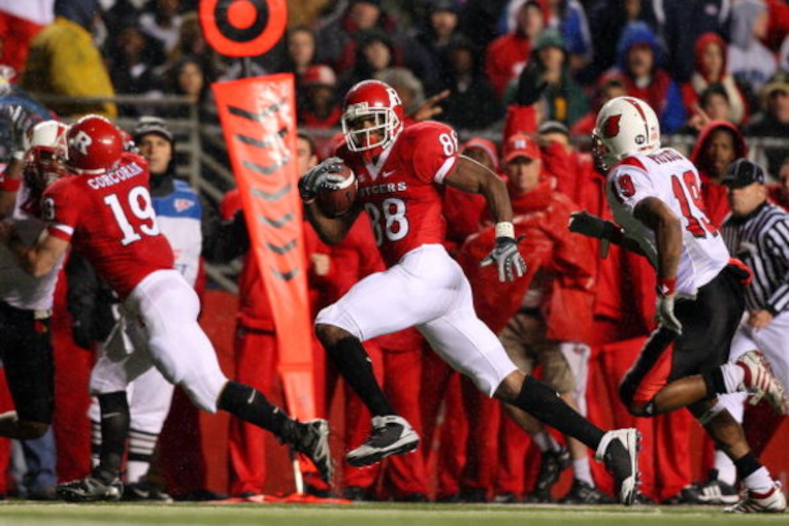 PISCATAWAY, NJ - DECEMBER 04: Kenny Britt #88 of the Rutgers Scarlet Knights runs in the second touchdown during the second quarter against the Louisville Cardinals at Rutgers Stadium on December 4, 2008 in Piscataway, New Jersey. (Photo by Jim McIsaac/ PISCATAWAY, NJ - DECEMBER 04: Kenny Britt #88 of the Rutgers Scarlet Knights runs in the second touchdown during the second quarter against the Louisville Cardinals at Rutgers Stadium on December 4, 2008 in Piscataway, New Jersey. (Photo by Jim McIsaac/