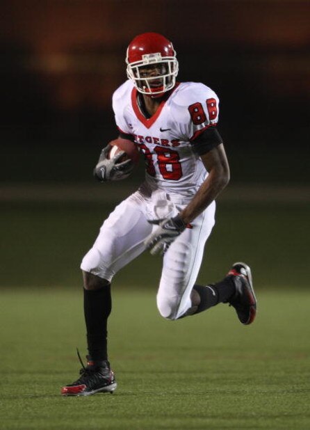 LOUISVILLE, KY - NOVEMBER 29:  Kenny Britt #88 of the Rutgers Scarlet Knights runs with the ball during the Big East Conference game against the Louisville Cardinals on November 29, 2007 at Papa John's Stadium. (Photo by Andy Lyons/Getty Images)