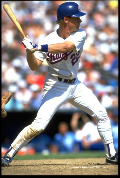 1989:  TEXAS RANGERS INFIELDER STEVE BUECHELE AWAITS THE PITCH DURING THE RANGERS GAME AT TEXAS STADIUM IN ARLINGTON, TEXAS.  MANDATORY CREDIT:  JOE PATRONITE/ALLSPORT