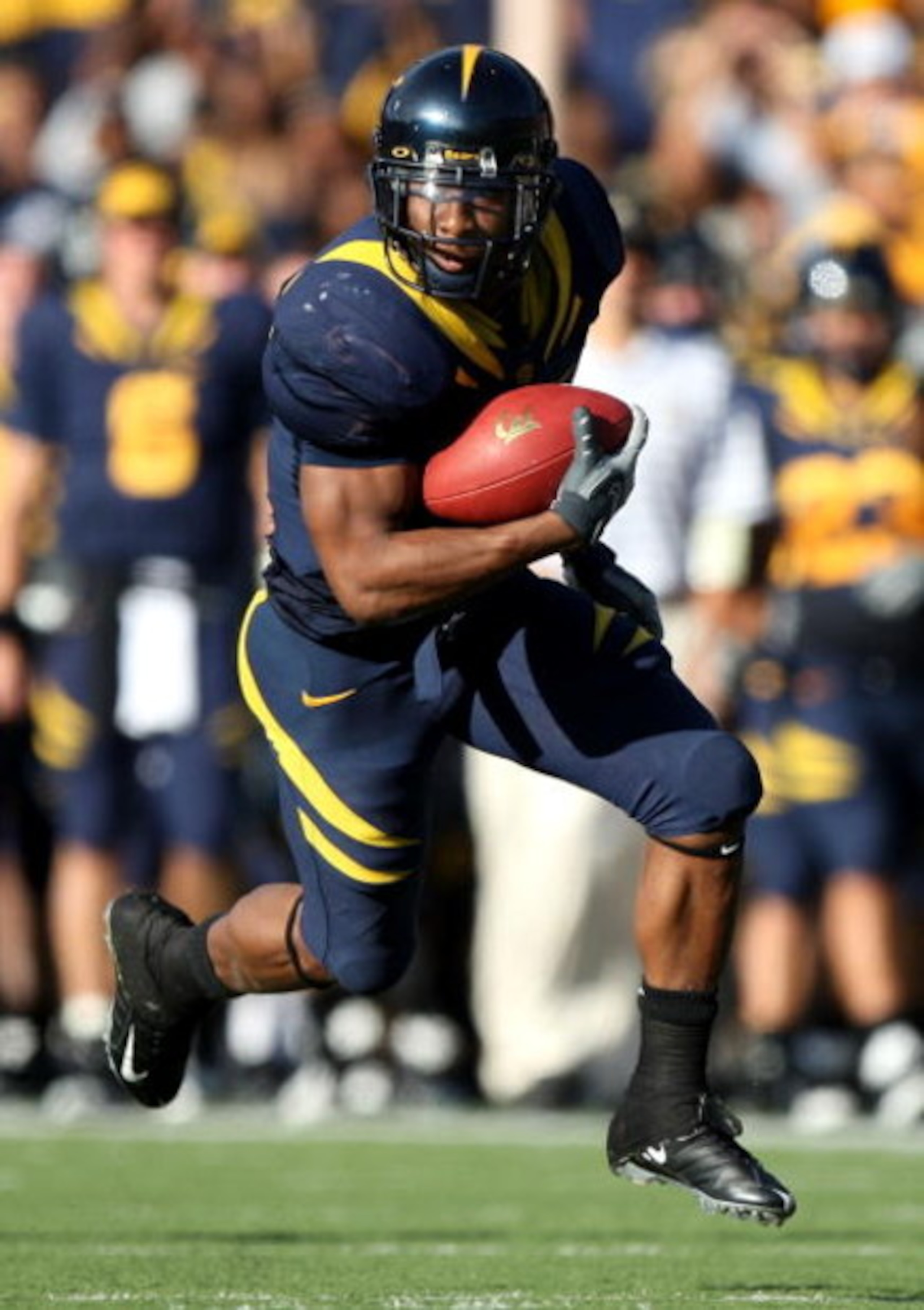 BERKELEY, CA - NOVEMBER 22:  Jahvid Best #4 of the California Golden Bears runs against the Stanford Cardinal during an NCAA football game on November 22, 2008 at Memorial Stadium in Berkeley, California.  (Photo by Jed Jacobsohn/Getty Images)