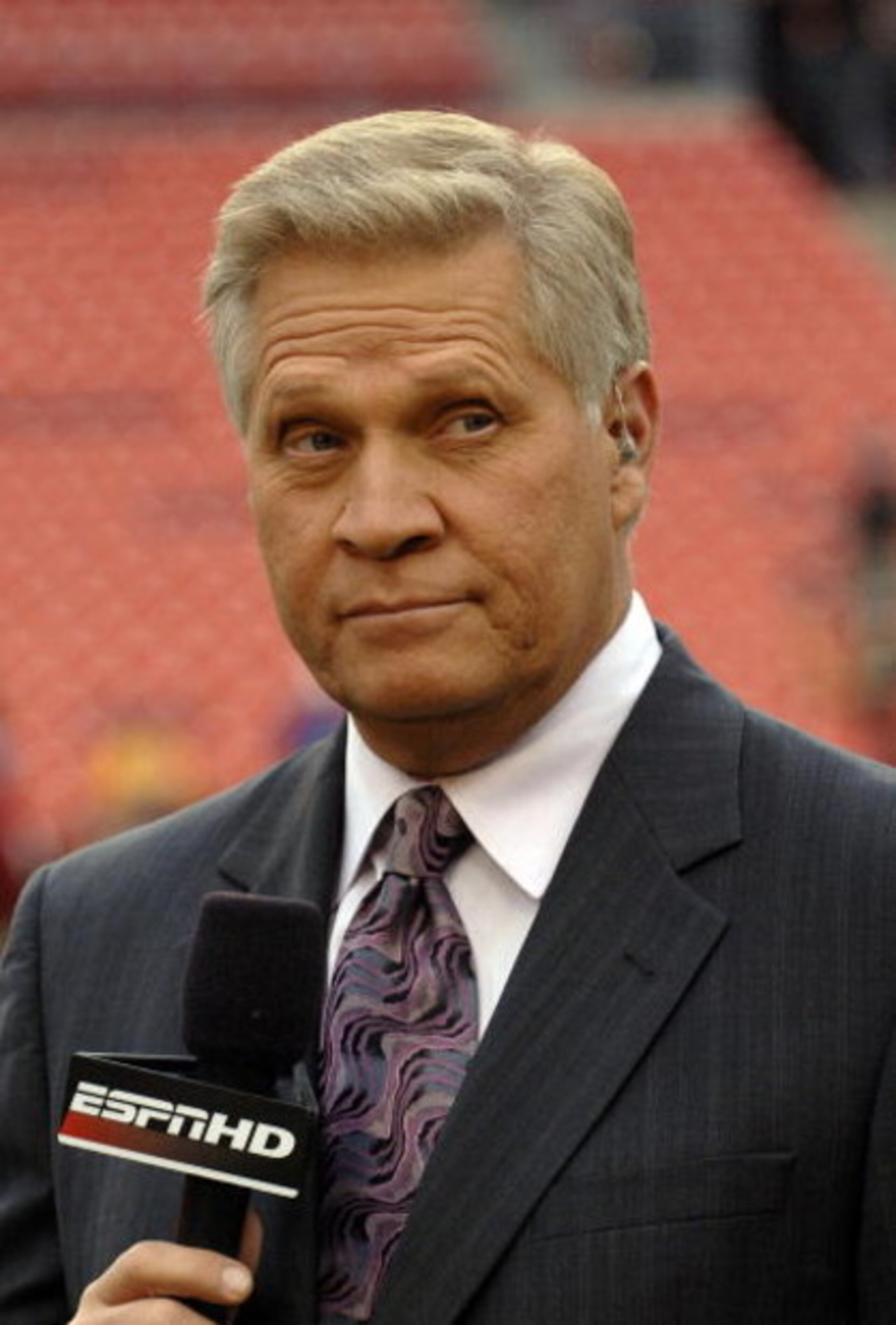 Sideline reporter Chris Mortensen  on ESPN Monday Night Football September 11, 2006 in Washington.  The Minnesota  Vikings defeated the Redskins  19 - 16.  (Photo by Al Messerschmidt/Getty Images)