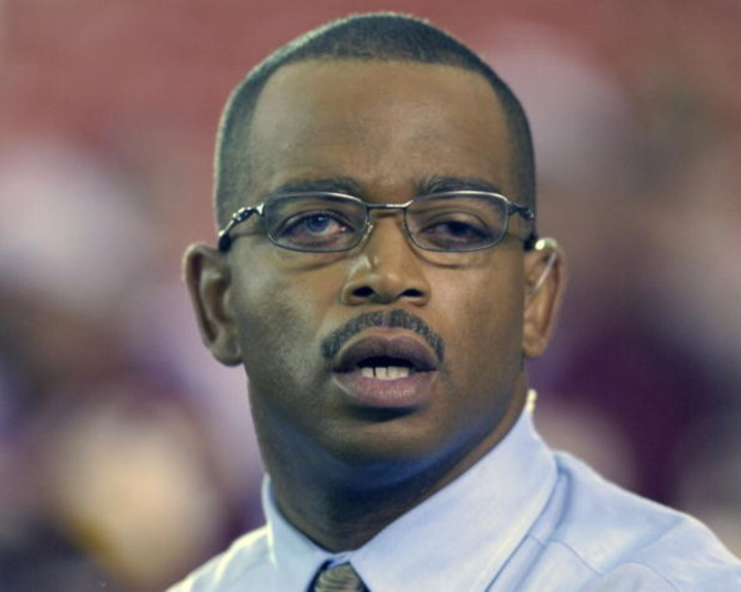 ESPN commentator Stuart Scott  works the Dallas Cowboys  -   Washington Redskins  game  at FedEx Field, September 27, 2004 in Landover, Maryland. The Cowboys defeated the Redskins 21 to 18.  (Photo by Al Messerschmidt/Getty Images)