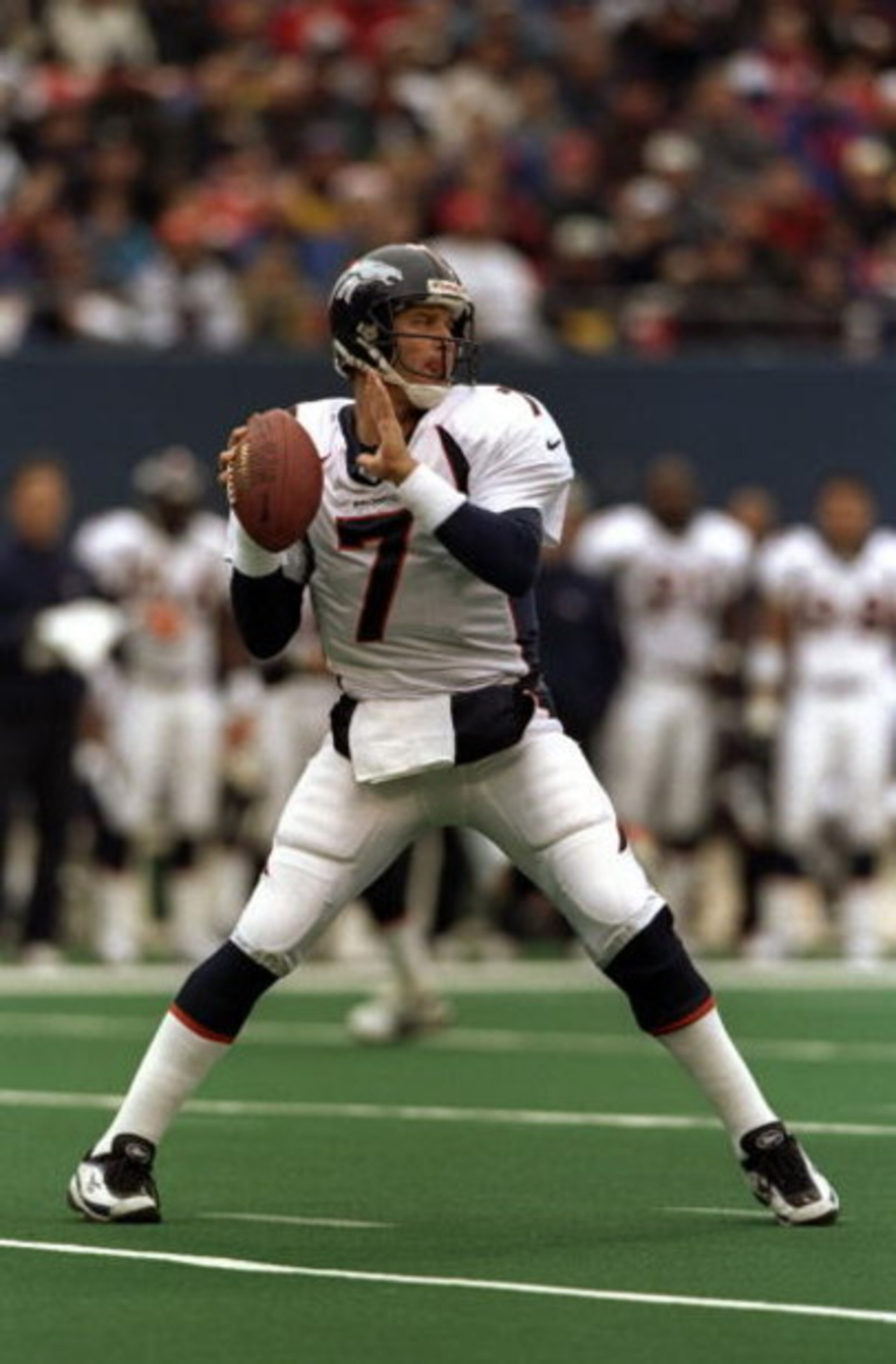 13 Dec 1998: Quarterback John Elway #7 of the Denver Broncos in action during the game against the New York Giants at Giants Stadium in East Rutherford, New Jersey. The Giants defeated the Broncos 21-16.