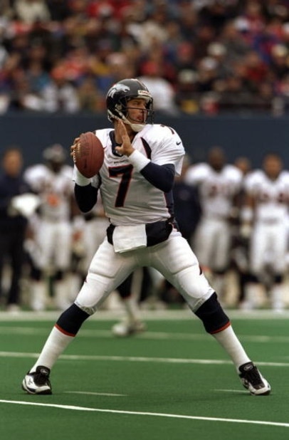 13 Dec 1998: Quarterback John Elway #7 of the Denver Broncos in action during the game against the New York Giants at Giants Stadium in East Rutherford, New Jersey. The Giants defeated the Broncos 21-16.