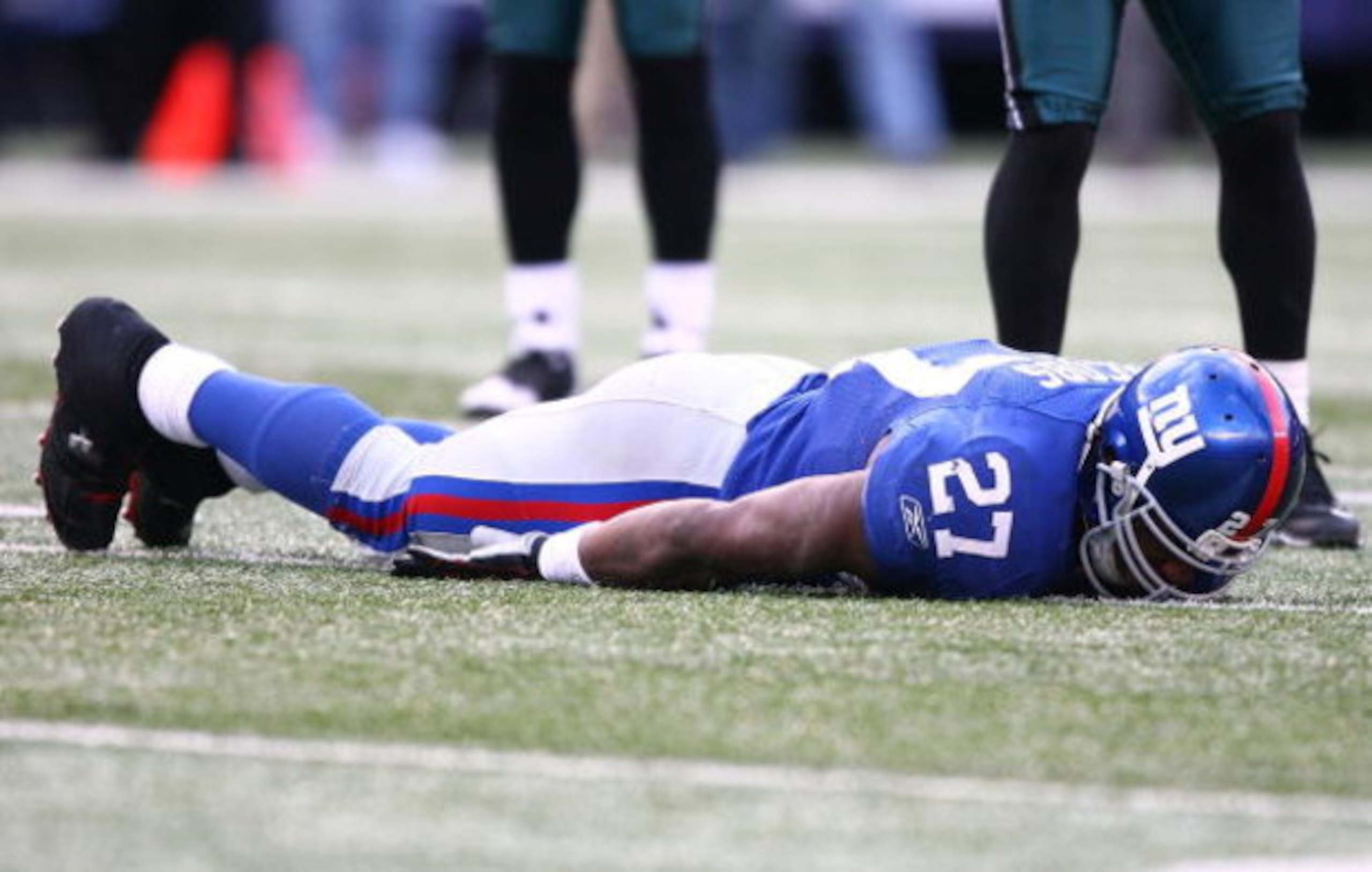 EAST RUTHERFORD, NJ - DECEMBER 07:  Brandon Jacobs #27 of the New York Giants lies on the ground after injuring his leg after a run against the Philadelphia Eagles on December 7, 2008 at Giants Stadium in East Rutherford, New Jersey.  (Photo by Al Bello/G