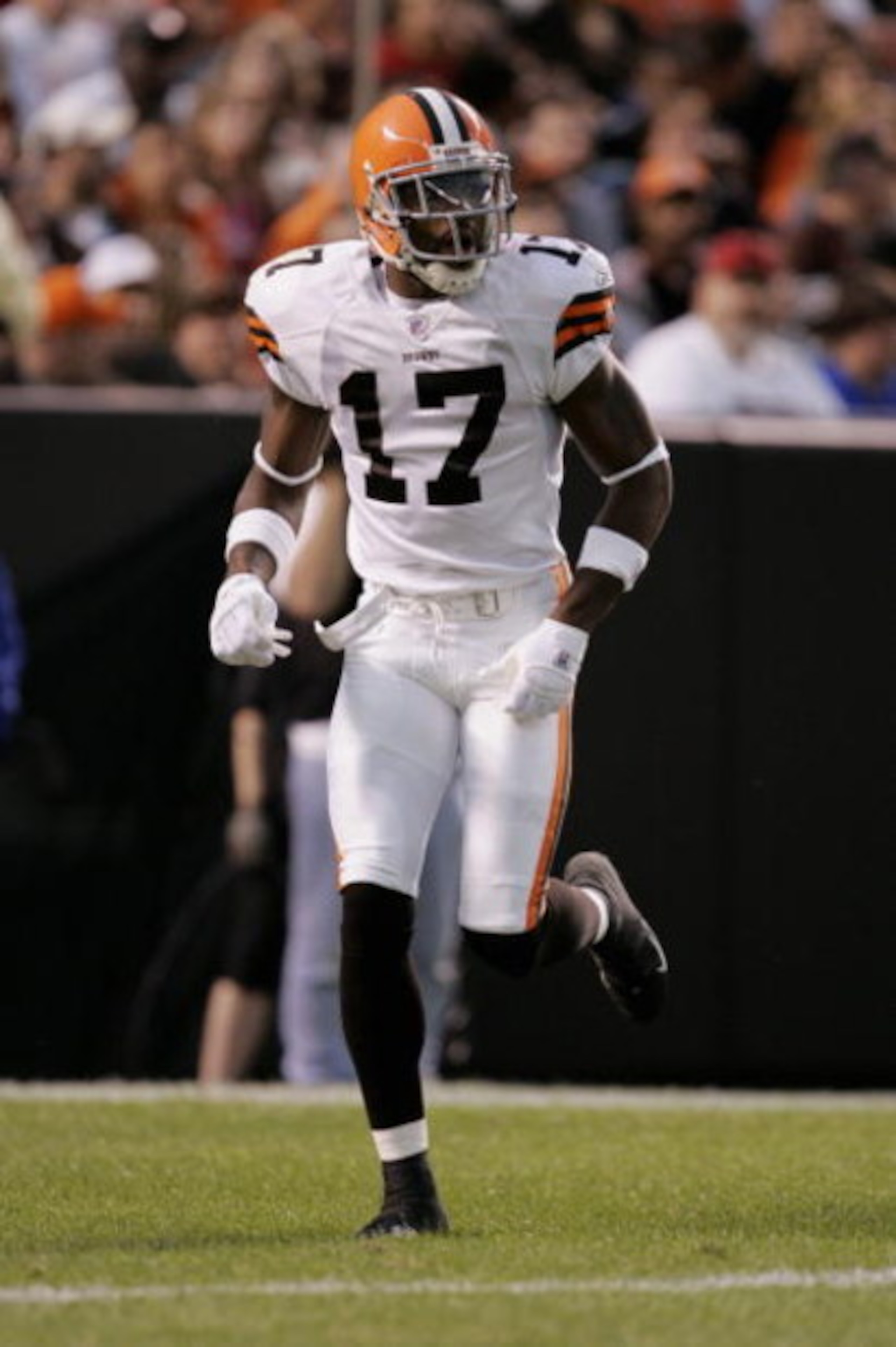 CLEVELAND - AUGUST 18:  Braylon Edwards #17 of the Cleveland Browns runs during the pre-season game against the Detroit Lions at Cleveland Browns Stadium on August 18, 2007 in Cleveland, Ohio.  The Lions defeated the Browns 23-20.  (Photo by David Maxwell