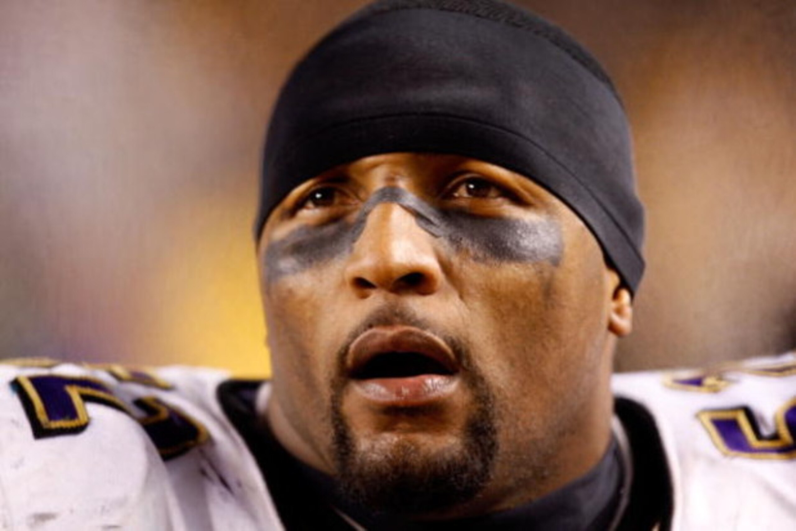 PITTSBURGH - JANUARY 18:  Ray Lewis #52 of the Baltimore Ravens looks on against the Pittsburgh Steelers during the AFC Championship game on January 18, 2009 at Heinz Field in Pittsburgh, Pennsylvania.  (Photo by Streeter Lecka/Getty Images)