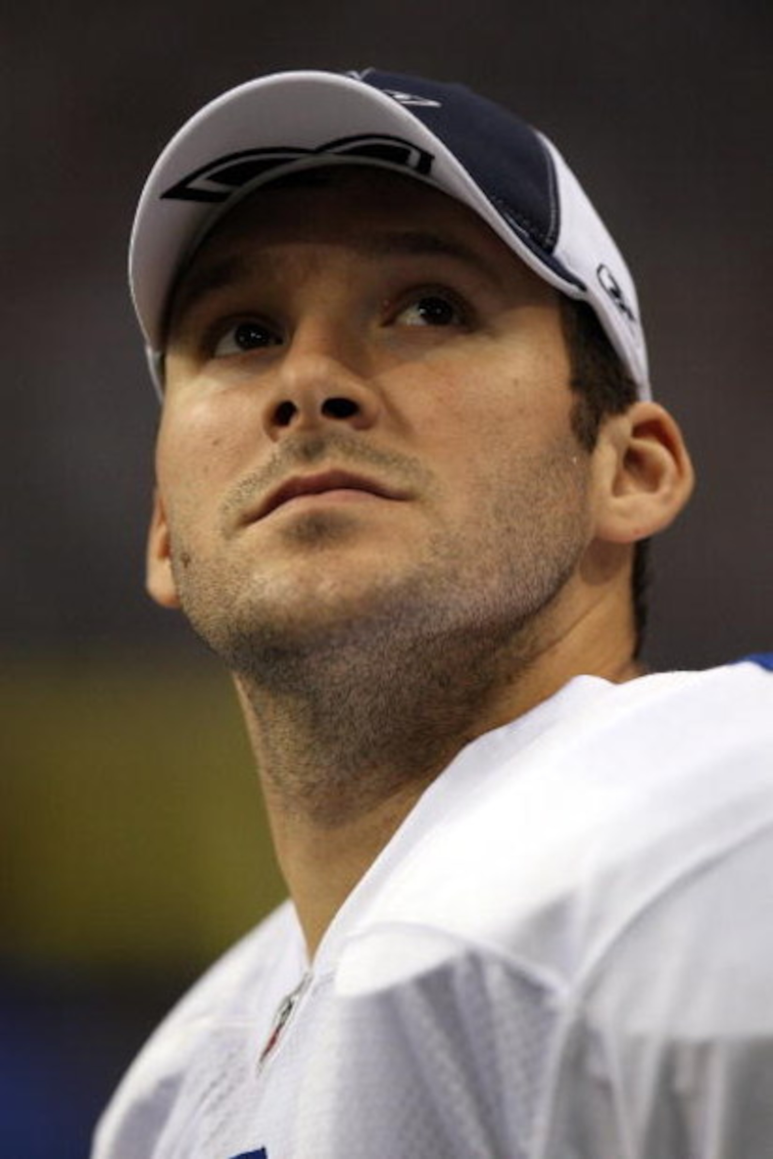 IRVING, TX - DECEMBER 14:  Quarterback Tony Romo #9 of the Dallas Cowboys on the sidelines during play against the New York Giants at Texas Stadium on December 14, 2008 in Irving, Texas.  (Photo by Ronald Martinez/Getty Images)