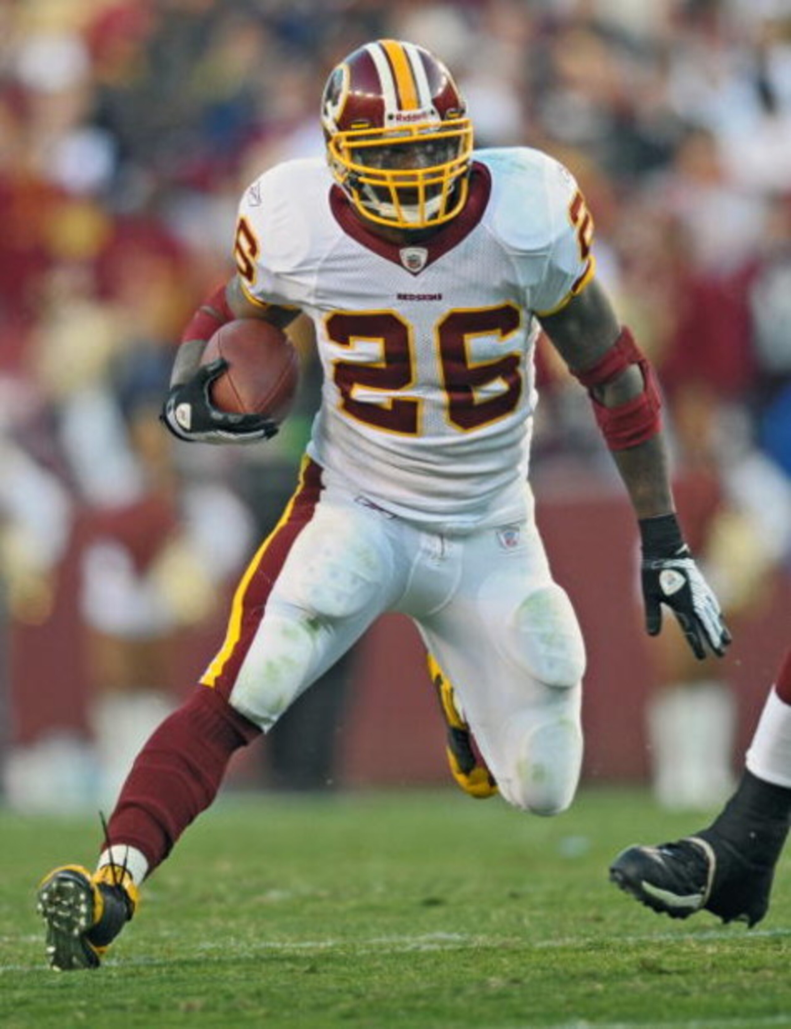 LANDOVER, MD - OCTOBER 19: Running back Clinton Portis #26 of the Washington Redskins runs with the ball during the game against the Cleveland Browns on October 19, 2008 at FedEx Field in Landover, Maryland. (Photo by Drew Hallowell/Getty Images)
