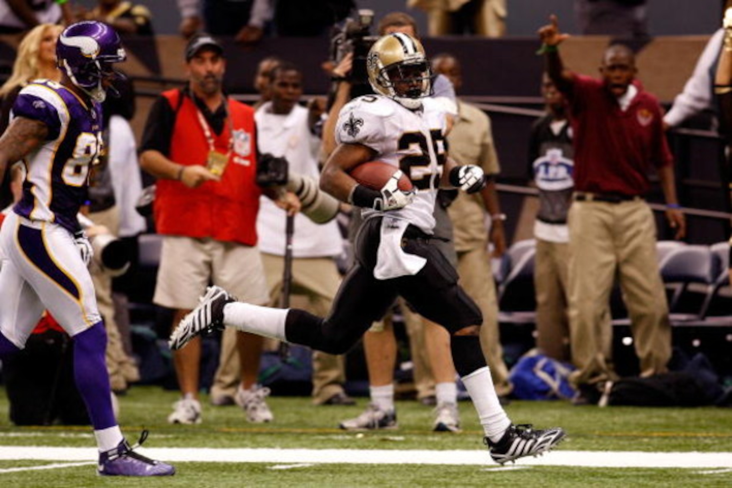 NEW ORLEANS - OCTOBER 06:  Reggie Bush #25 of the New Orleans Saints runs back a punt for a touchdown against the Minnesota Vikings on October 6, 2008 at the Superdome in New Orleans, Louisiana.  Bush tied an NFL record by returning two punts for touchdow