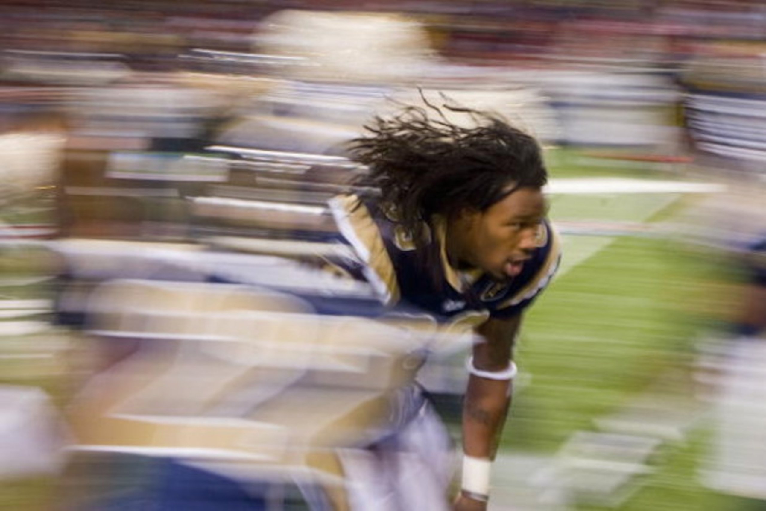 ST. LOUIS, MO. - NOVEMBER 30:  Steven Jackson #39 of the St. Louis Rams is introduced prior to playing against the Miami Dolphins at the Edward Jones Dome on November 30, 2008 in St. Louis, Missouri.  (Photo by Dilip Vishwanat/Getty Images)