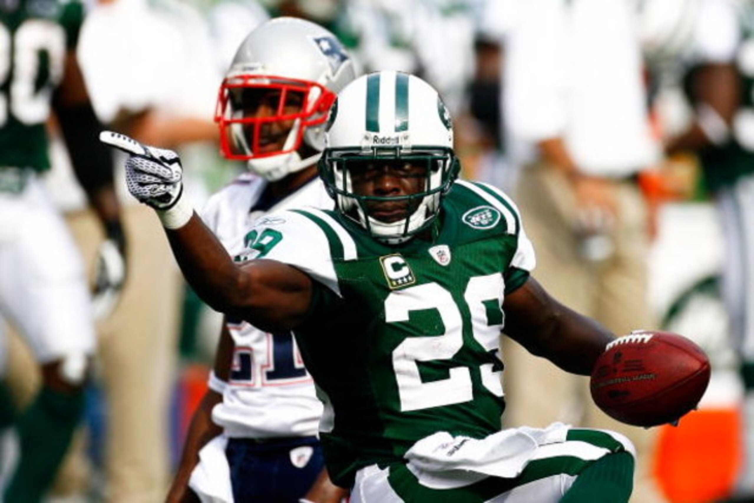 EAST RUTHERFORD, NJ - SEPTEMBER 14:  Running back Leon Washington #29 of the New York Jets celebrates a first down in the second quarter of the game against the New England Patriots on September 14, 2008 at Giants Stadium in East Rutherford, New Jersey. N