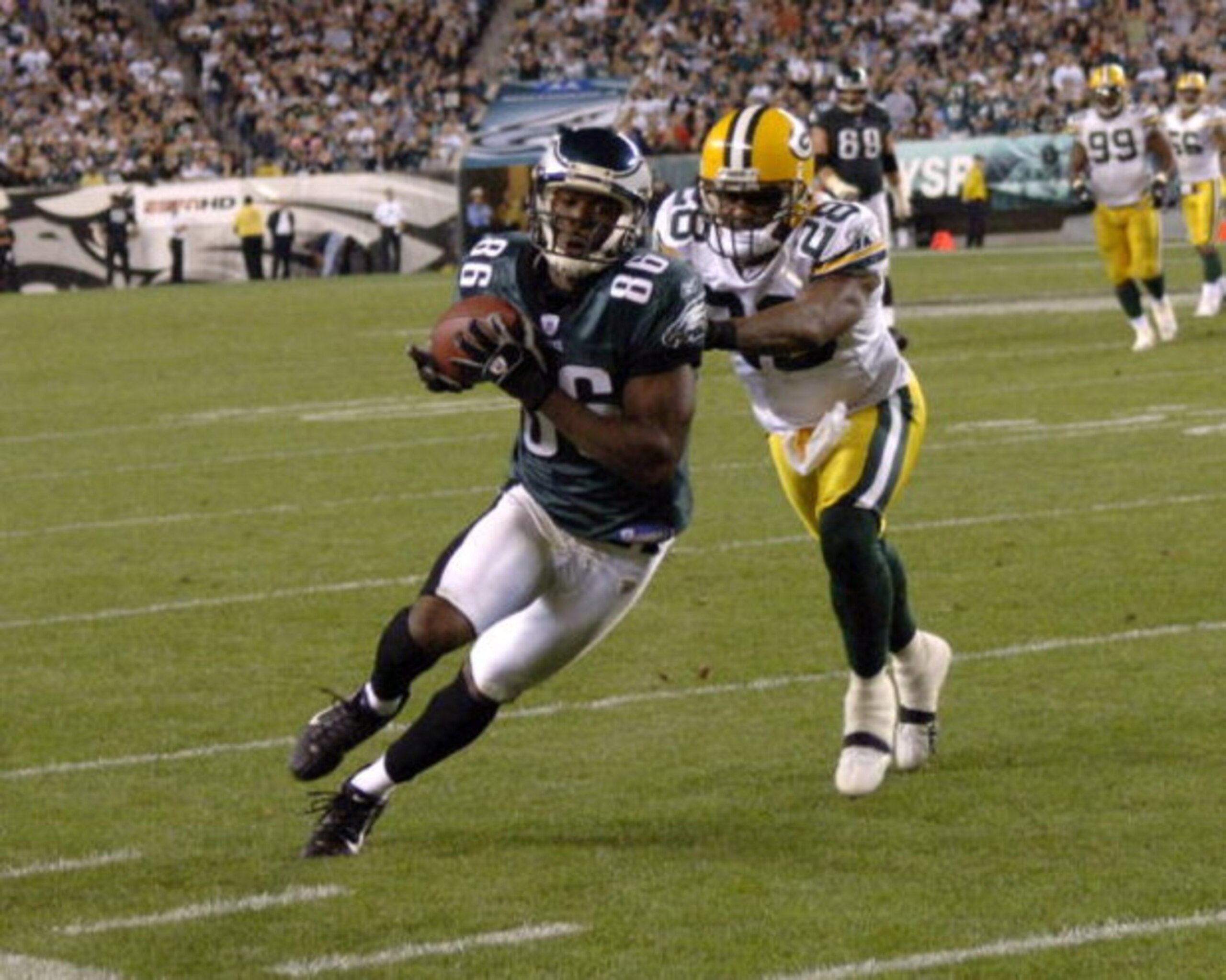 Philadelphia Eagles  wide receiver Reggie Brown grabs a pass against Green Bay Packers Ahmad Carroll on October 2, 2006 during ESPN Monday Night Football in Philadelphia, Pennsylvania.  (Photo by Al Messerschmidt/Getty Images)