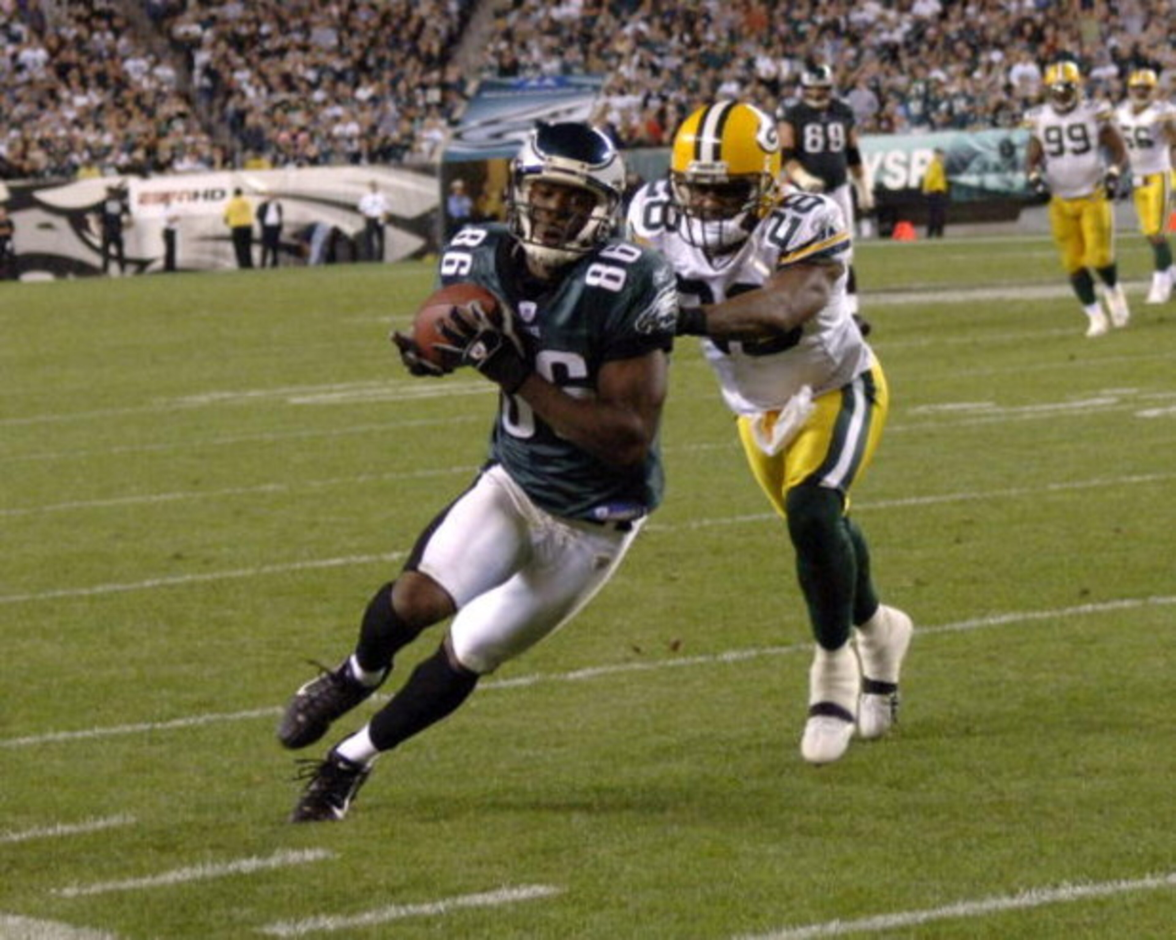 Philadelphia Eagles  wide receiver Reggie Brown grabs a pass against Green Bay Packers Ahmad Carroll on October 2, 2006 during ESPN Monday Night Football in Philadelphia, Pennsylvania.  (Photo by Al Messerschmidt/Getty Images)