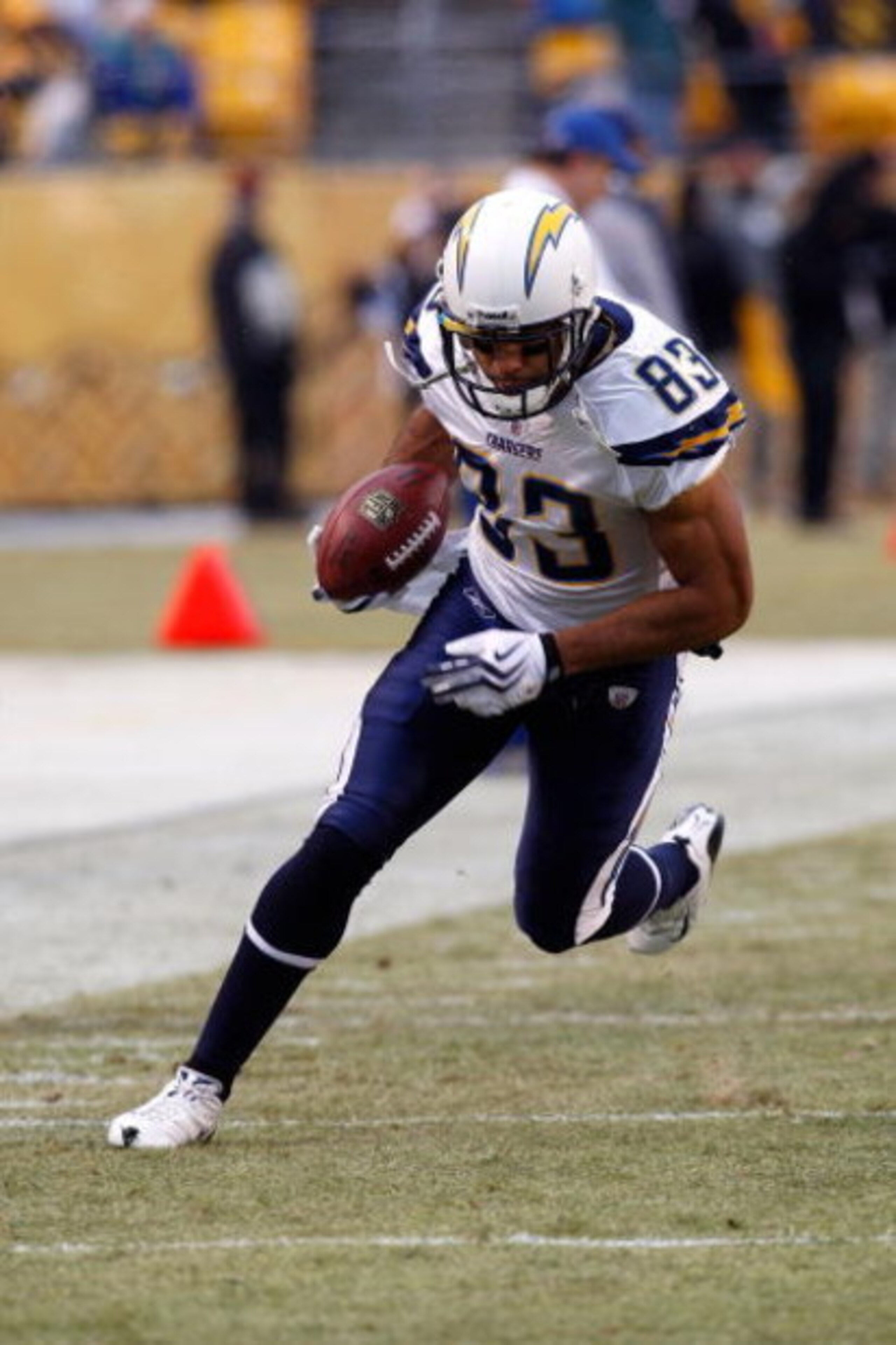 PITTSBURGH - JANUARY 11:   Vincent Jackson #83 of the San Diego Chargers  warms up against the Pittsburgh Steelers during their AFC Divisional Playoff Game on January 11, 2009 at Heinz Field in Pittsburgh, Pennsylvania. STeelers won 35-24.  (Photo by Chri