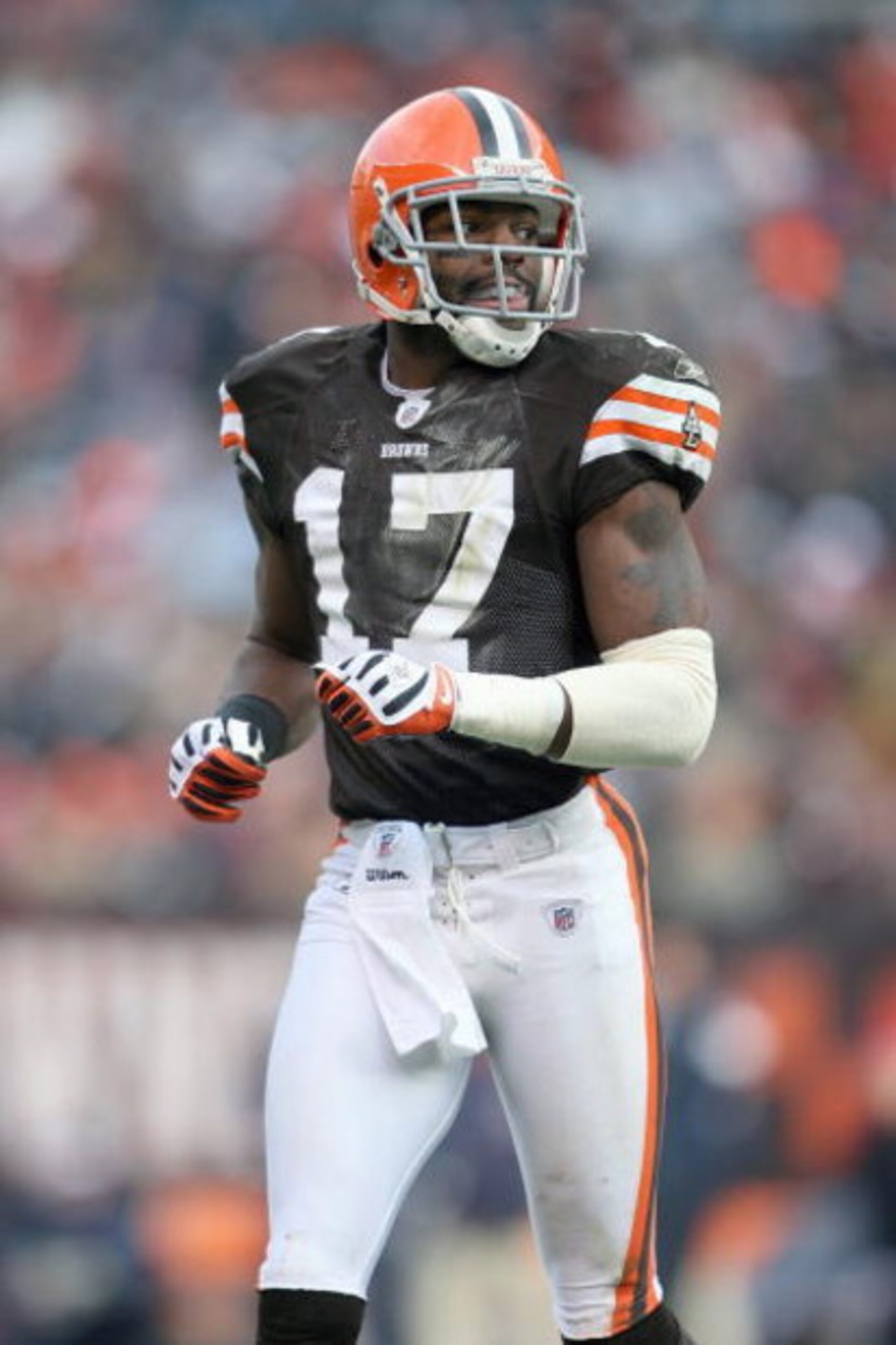 CLEVELAND - NOVEMBER 23:  Braylon Edwards #17 of the Cleveland Browns jogs on the field during the NFL game against the Houston Texans at Cleveland Browns Stadium on November 23, 2008 in Cleveland, Ohio.  (Photo by Andy Lyons/Getty Images)