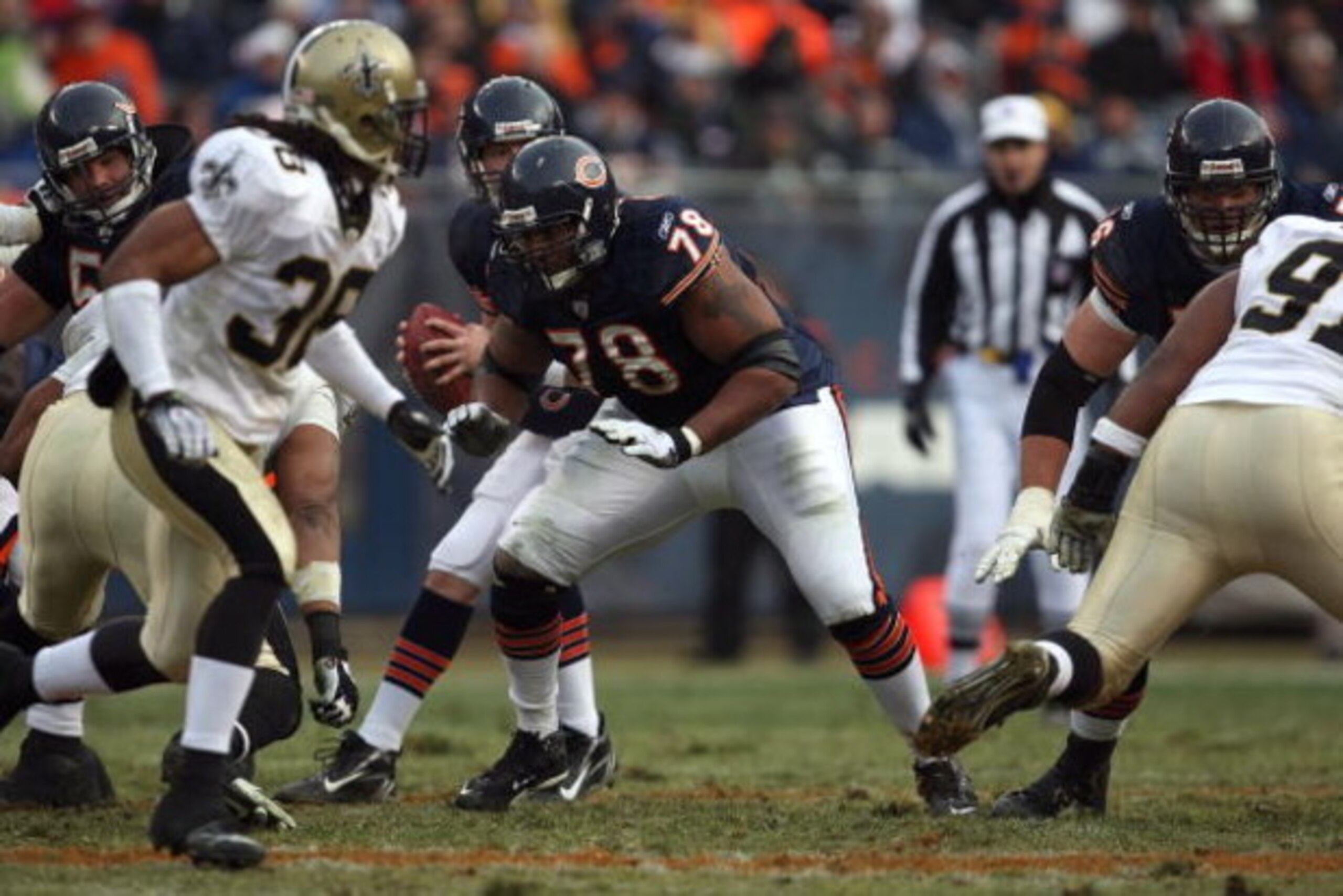 CHICAGO - DECEMBER 30:  Offensive Tackle John St. Clair #78 of the Chicago Bears pass blocks against the New Orleans Saints at Soldier Field on December 30, 2007 in Chicago, Illinois. The Bears won 33-25. (Photo by Jonathan Daniel/Getty Images)