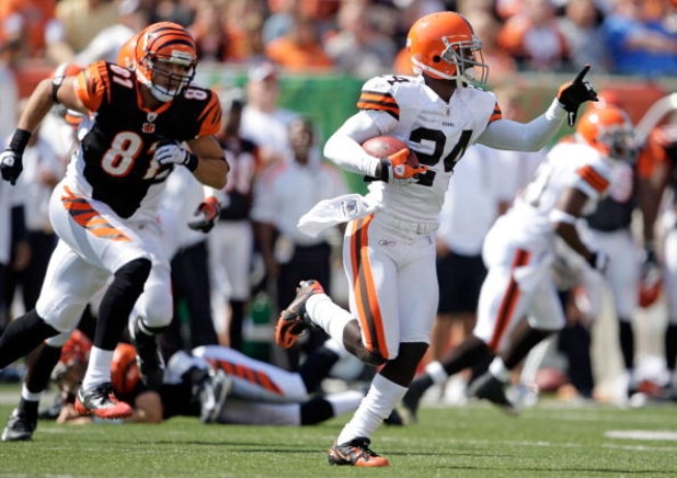 CINCINNATI - SEPTEMBER 28:  Eric Wright #24 of the Cleveland Browns runs after intercepting a pass during the NFL game against the Cincinnati Bengals on September 28, 2008 at Paul Brown Stadium in Cincinnati, Ohio.  (Photo by Andy Lyons/Getty Images)