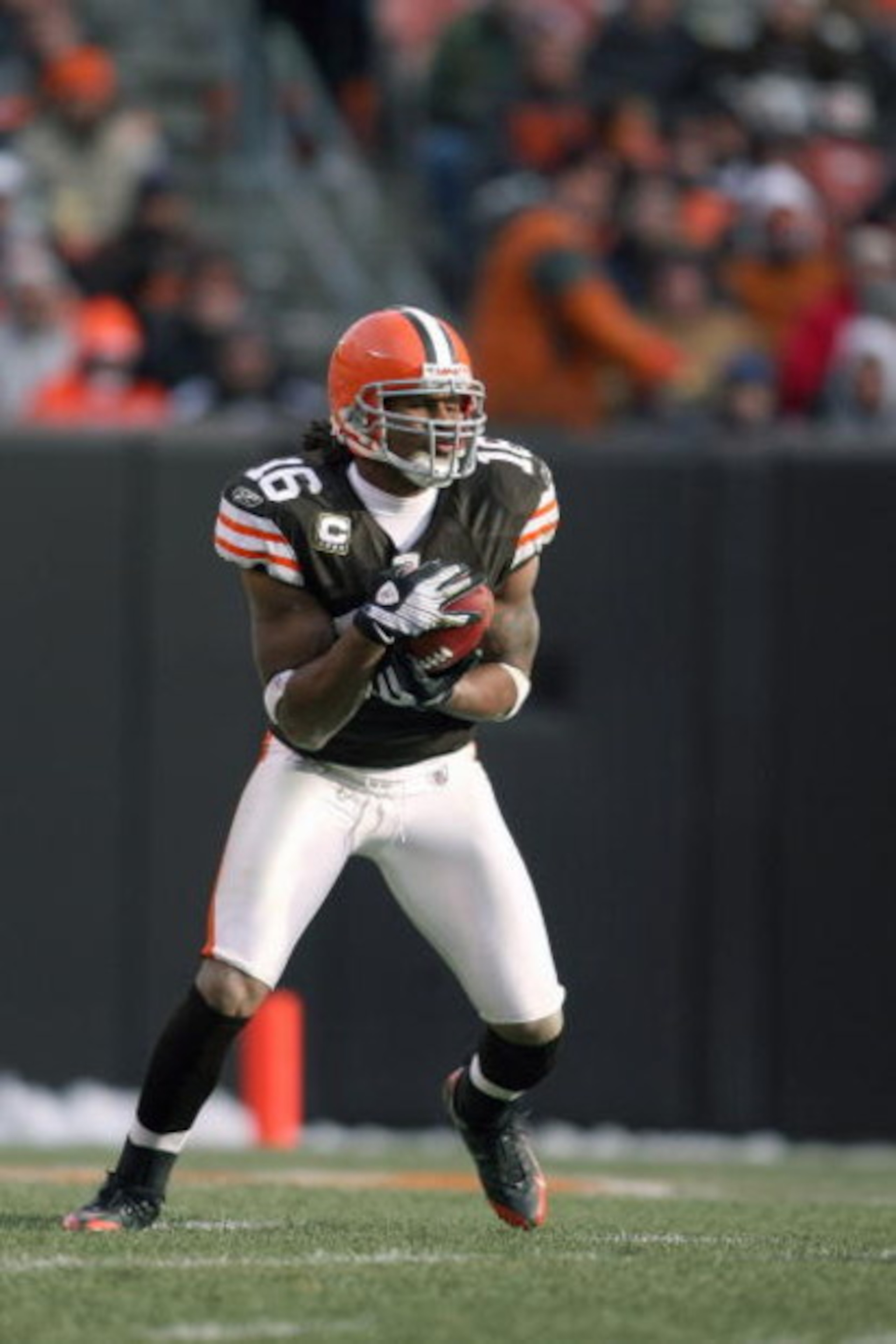 CLEVELAND - NOVEMBER 23:  Joshua Cribbs #16 of the Cleveland Browns catches the punt return during the NFL game against the Houston Texans at Cleveland Browns Stadium on November 23, 2008 in Cleveland, Ohio.  (Photo by Andy Lyons/Getty Images)