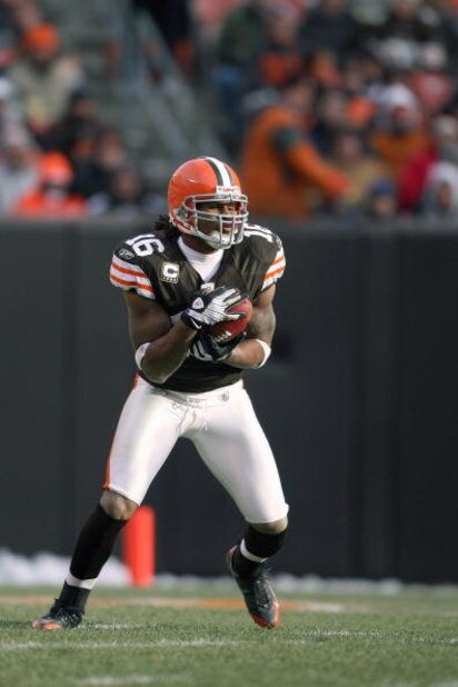 CLEVELAND - NOVEMBER 23:  Joshua Cribbs #16 of the Cleveland Browns catches the punt return during the NFL game against the Houston Texans at Cleveland Browns Stadium on November 23, 2008 in Cleveland, Ohio.  (Photo by Andy Lyons/Getty Images)