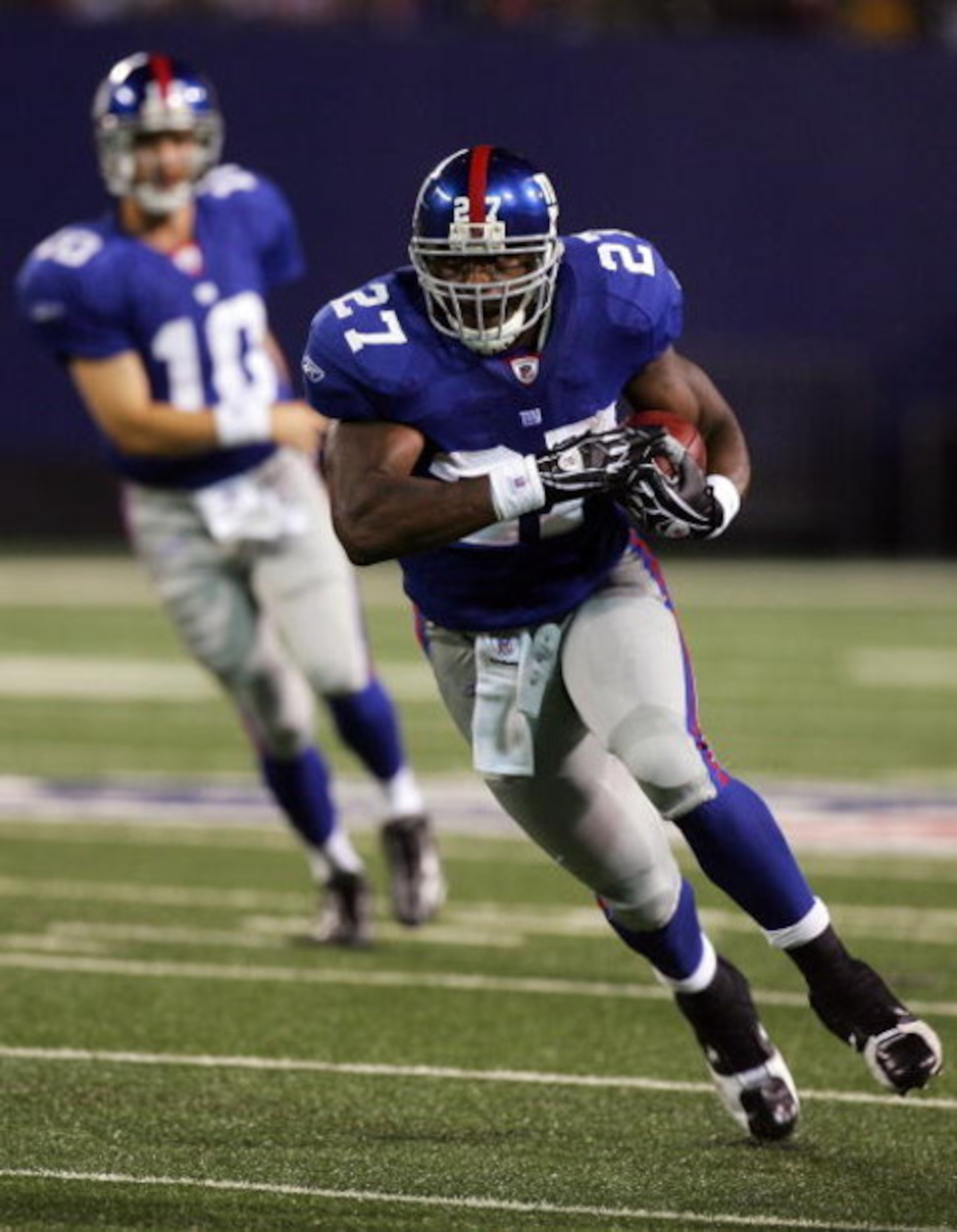 EAST RUTHERFORD, NJ - AUGUST 18:  Brandon Jacobs #27 of the New York Giants runs the ball against the Cleveland Browns on August 18, 2008 at Giants Stadium in East Rutherford, New Jersey.  (Photo by Jim McIsaac/Getty Images)