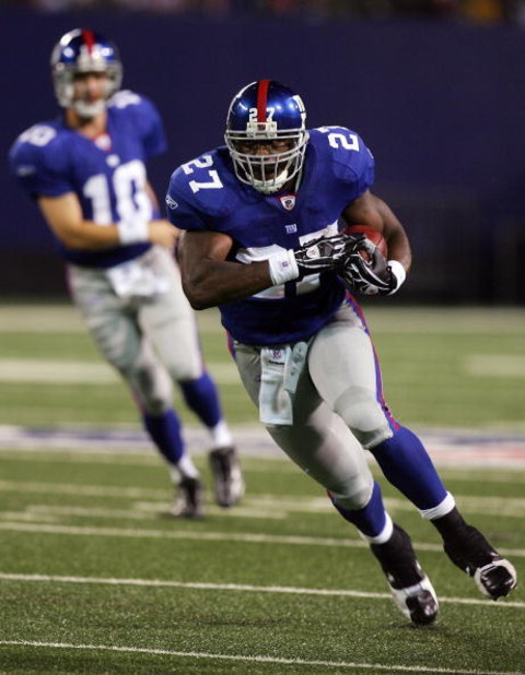 EAST RUTHERFORD, NJ - AUGUST 18:  Brandon Jacobs #27 of the New York Giants runs the ball against the Cleveland Browns on August 18, 2008 at Giants Stadium in East Rutherford, New Jersey.  (Photo by Jim McIsaac/Getty Images)