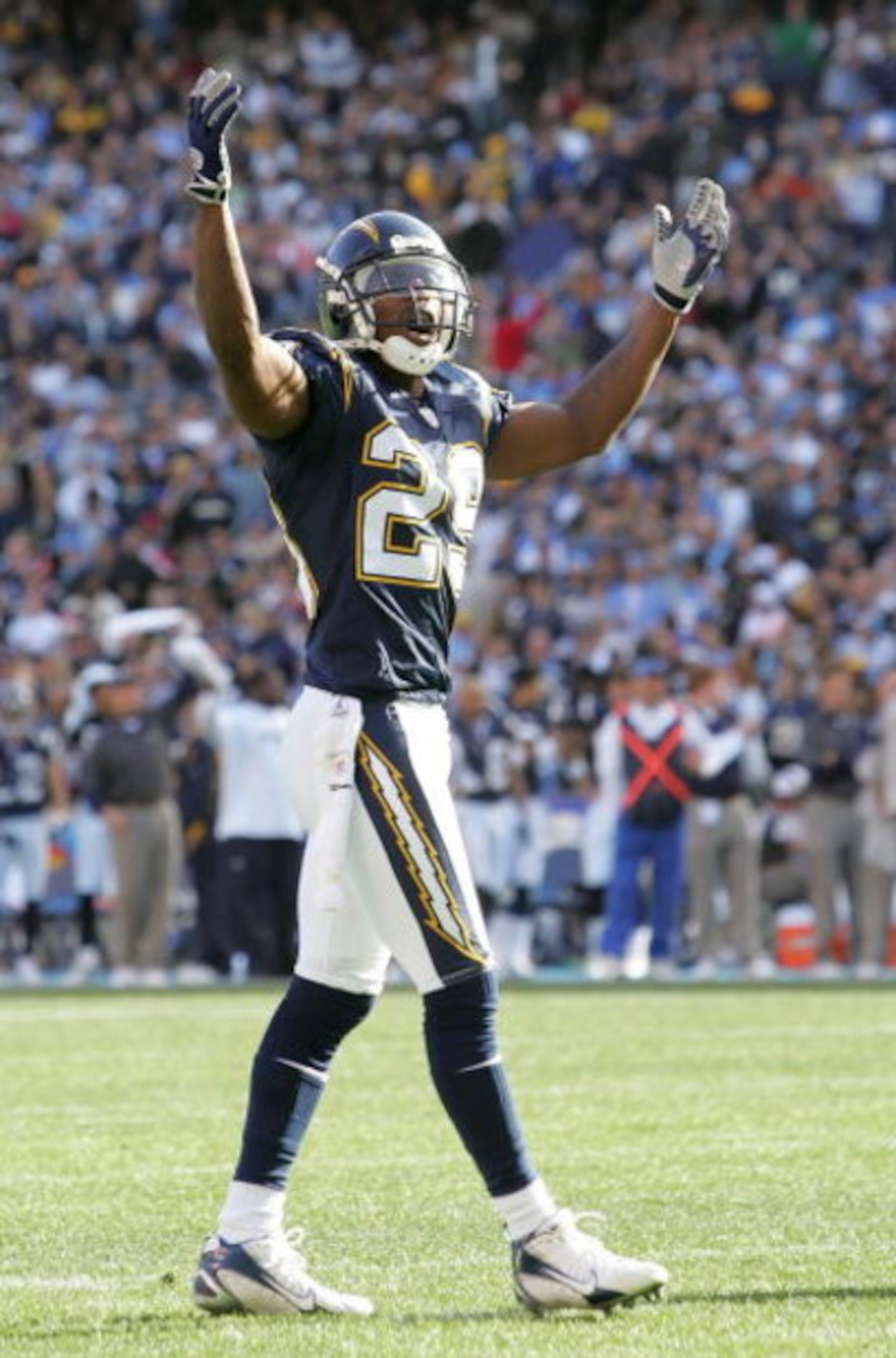 SAN DIEGO, CA - DECEMBER 10:  Drayton Florence #29 of the San Diego Chargers acknowledges the crowd during the game against the Denver Broncos on December 10, 2006 at Qualcomm Stadium in San Diego, California.  The Chargers defeated the Broncos 48-20.  (P