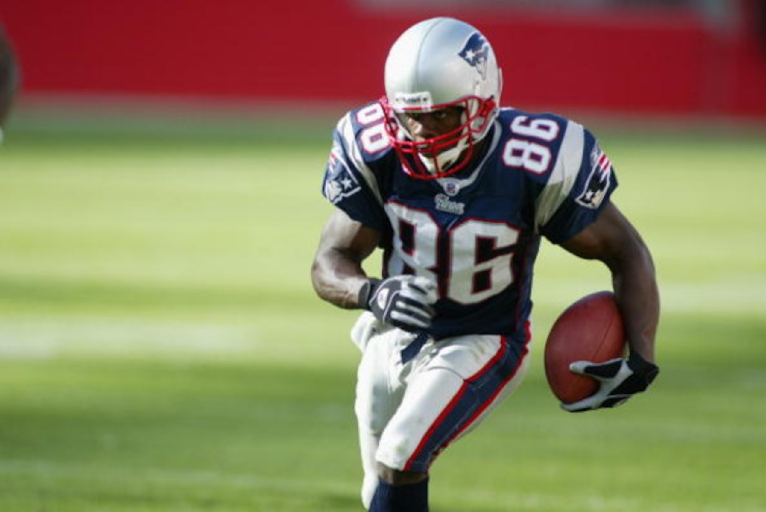 FOXBORO, MA - SEPTEMBER 22:  Wide receiver David Patten #86 of the New England Patriots runs with the ball during the NFL game against the Kansas City Chiefs on September 22, 2002 at Gillette Stadium in Foxboro, Massachusetts.  The Patriots won 41-38 in o