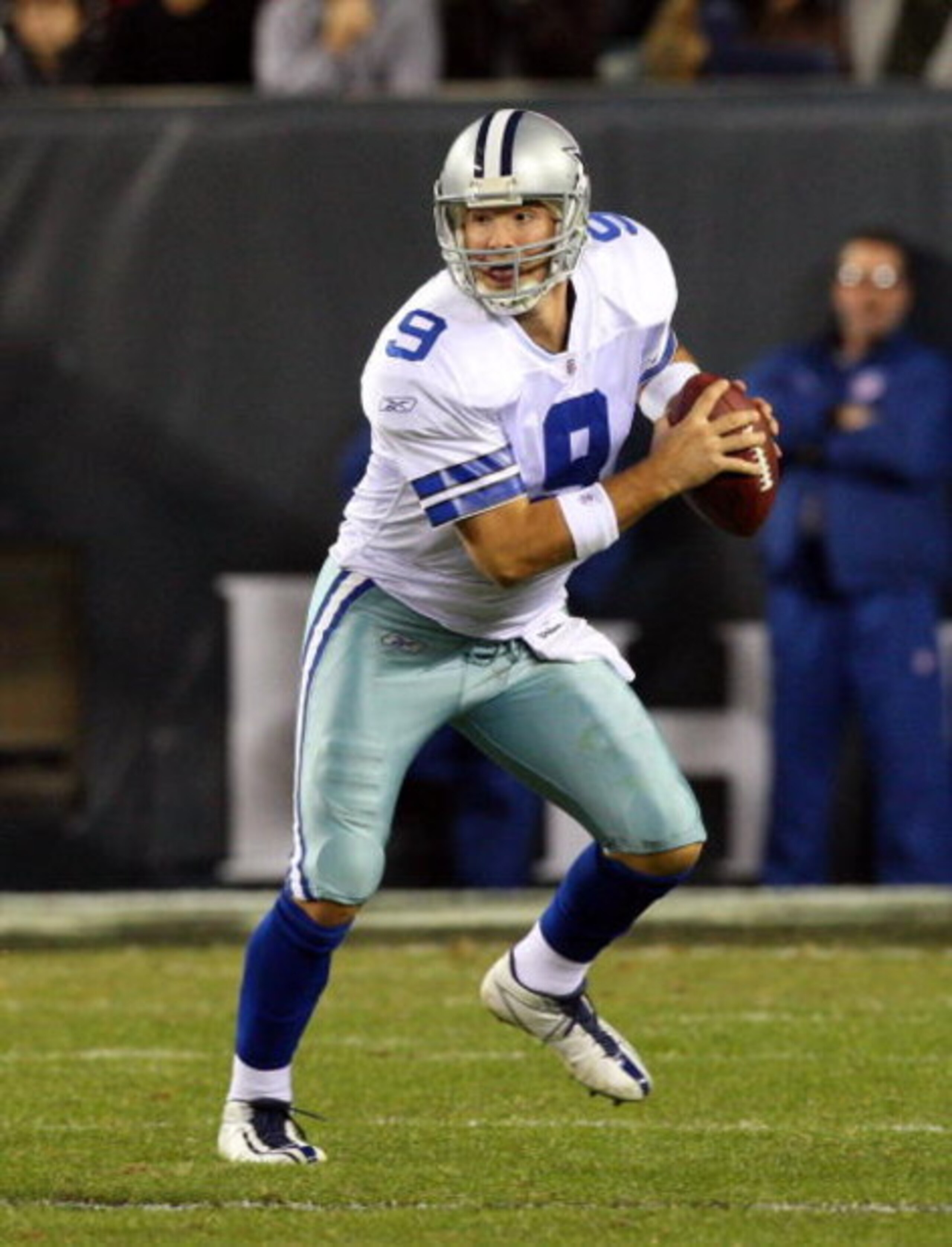 PHILADELPHIA - DECEMBER 28:  Tony Romo #9 of the Dallas Cowboys scrambles against the Philadelphia Eagles on December 28, 2008 at Lincoln Financial Field in Philadelphia, Pennsylvania.  (Photo by Jim McIsaac/Getty Images)