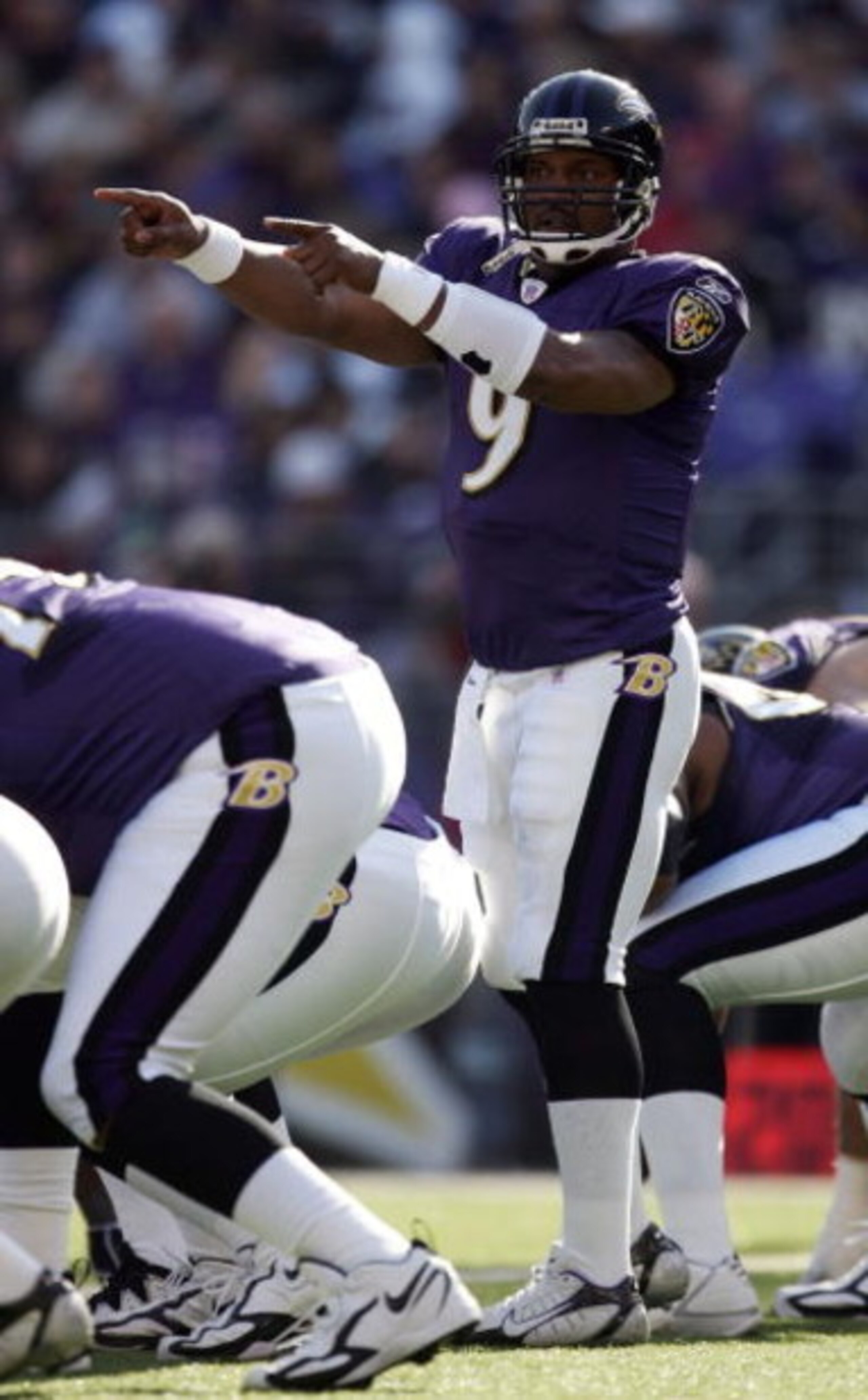BALTIMORE - NOVEMBER 05:  Steve McNair #9 of the Baltimore Ravens calls a play against the Cincinnati Bengals during the second quarter on November 5, 2006 at M&T Bank Stadium in Baltimore, Maryland.  (Photo by Harry How/Getty Images)