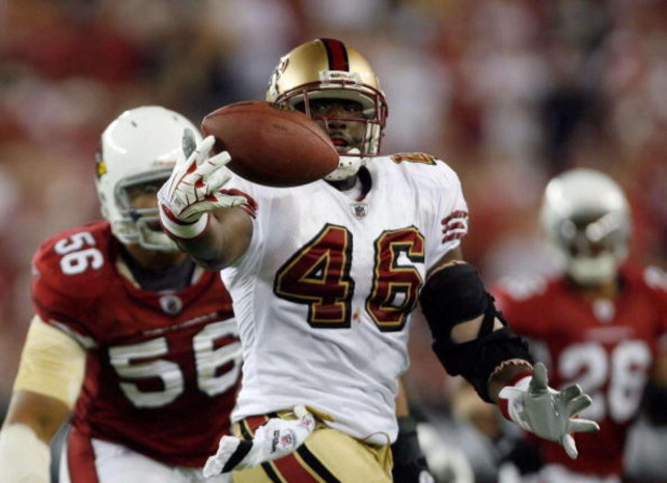 GLENDALE, AZ - NOVEMBER 10:  Delanie Walker #46 of the San Francisco 49ers makes a catch in front of Chilke Okeafor #56 of the Arizona Cardinals during the fourth quarter at University of Phoenix Stadium on November, 10 2008 in Glendale, Arizona.  (Photo 