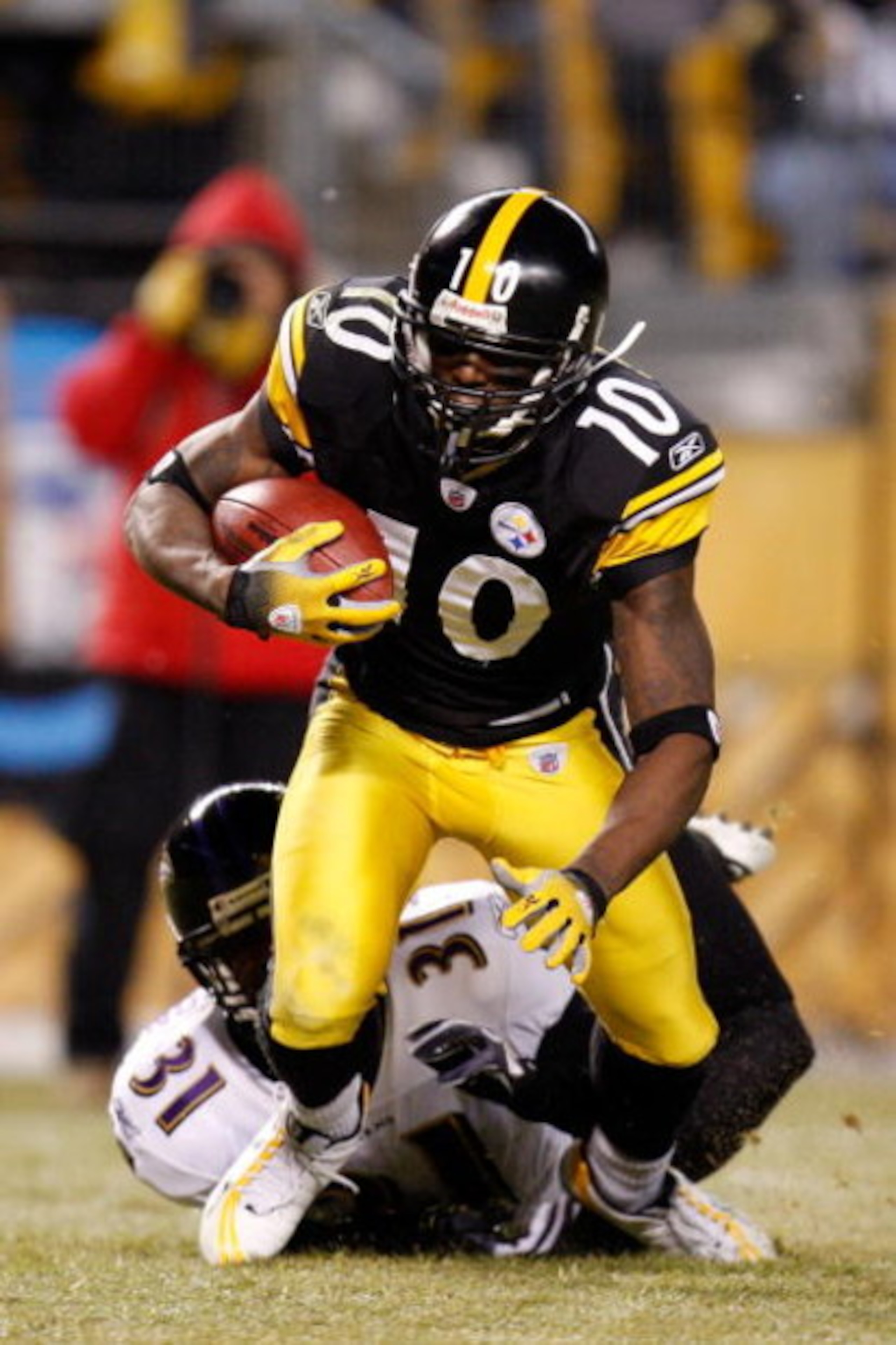 PITTSBURGH - JANUARY 18:  Wide receiver Santonio Holmes #10 of the Pittsburgh Steelers is tackeled by cornerback Fabian Washington #31 of the Baltimore Ravens as he dives forward to put the ball over the goal line in what would be ruled as an incomplete p