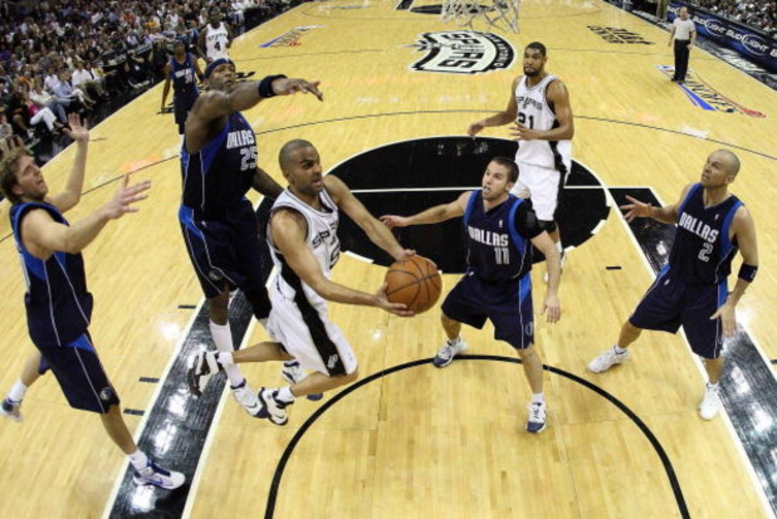SAN ANTONIO - APRIL 28:  Guard Tony Parker #9 of the San Antonio Spurs drives the hoop against Erick Dampier #25 of the Dallas Mavericks in Game Five of the Western Conference Quarterfinals during the 2009 NBA Playoffs at AT&T Center on April 28, 2009 in 