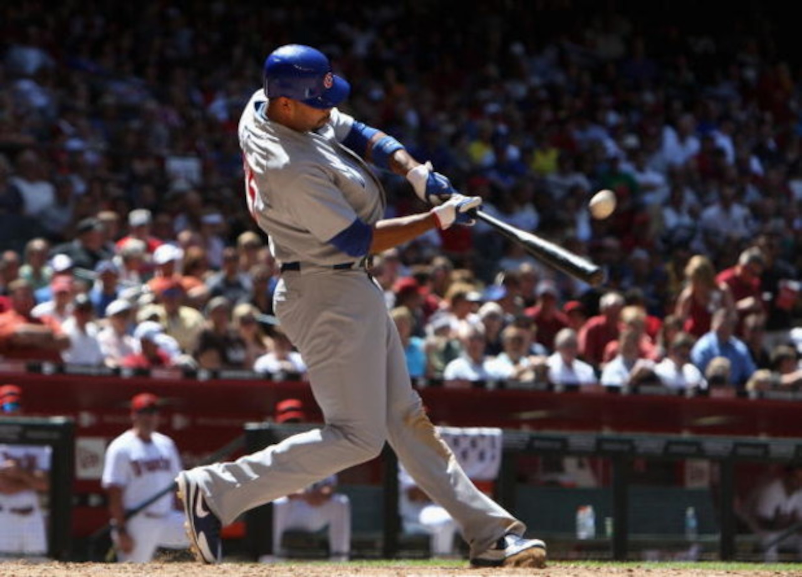 PHOENIX - APRIL 29: Derrek Lee #25 of the Chicago Cubs bats against the Arizona Diamondbacks during the game at Chase Field on April 29, 2009 in Phoenix, Arizona. The Diamondbacks defeated the Cubs 10-0. (Photo by Christian Petersen/Getty Images) PHOENIX - APRIL 29: Derrek Lee #25 of the Chicago Cubs bats against the Arizona Diamondbacks during the game at Chase Field on April 29, 2009 in Phoenix, Arizona. The Diamondbacks defeated the Cubs 10-0. (Photo by Christian Petersen/Getty Images)