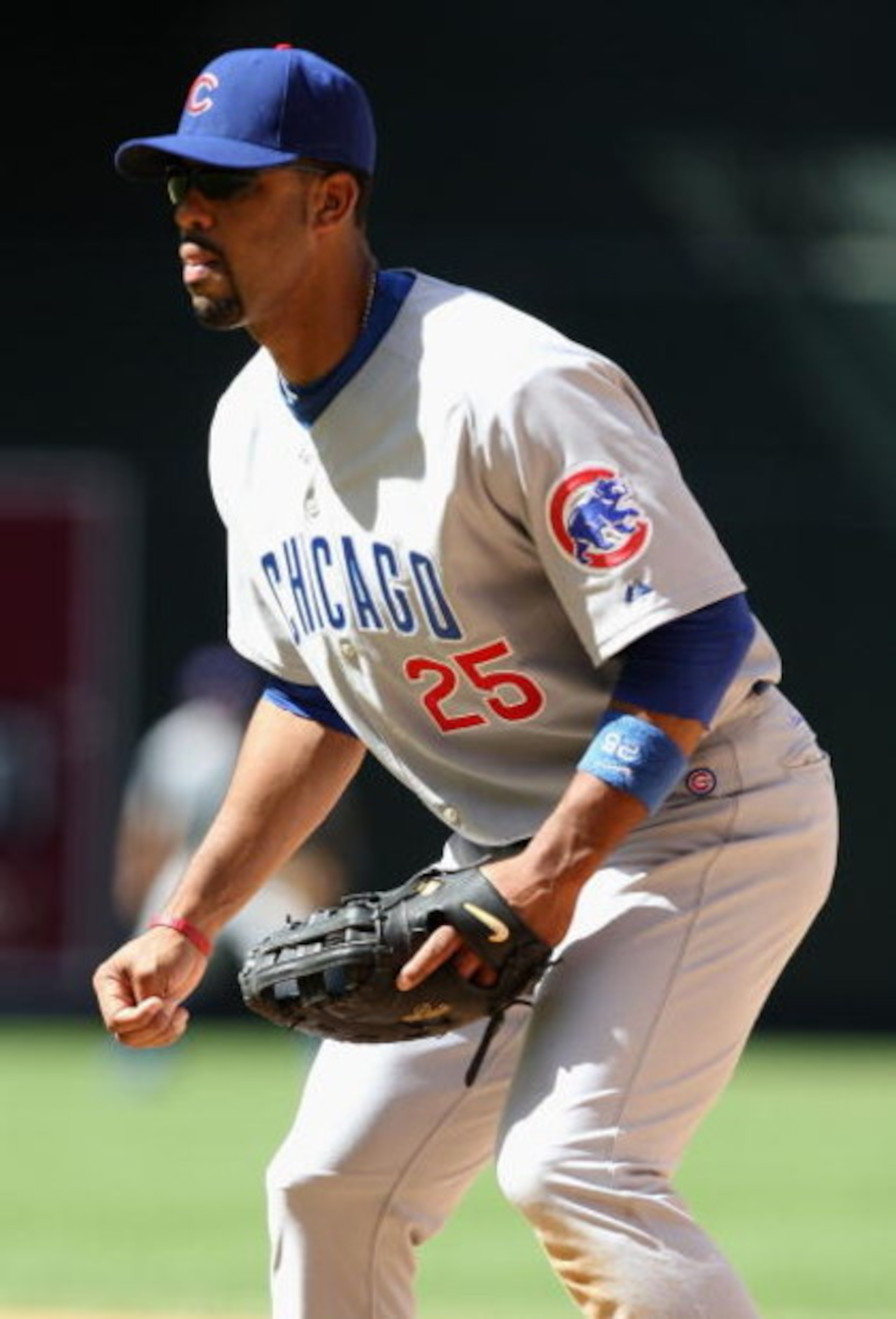 PHOENIX - APRIL 29:  Infielder Derrek Lee #25 of the Chicago Cubs in action during the game against the Arizona Diamondbacks at Chase Field on April 29, 2009 in Phoenix, Arizona. The Diamondbacks defeated the Cubs 10-0.  (Photo by Christian Petersen/Getty