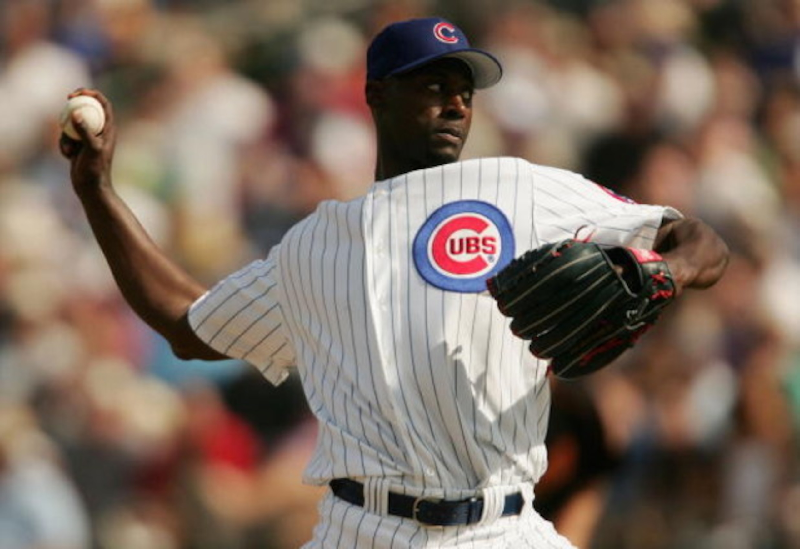 MESA, AZ - MARCH 4:  LaTroy Hawkins #32 of the Chicago Cubs warms up against the San Francisco Giants during their Spring Training on March 4, 2005 at HoHoKam Park in Mesa, Arizona. (Photo by Nick Laham/Getty Images)