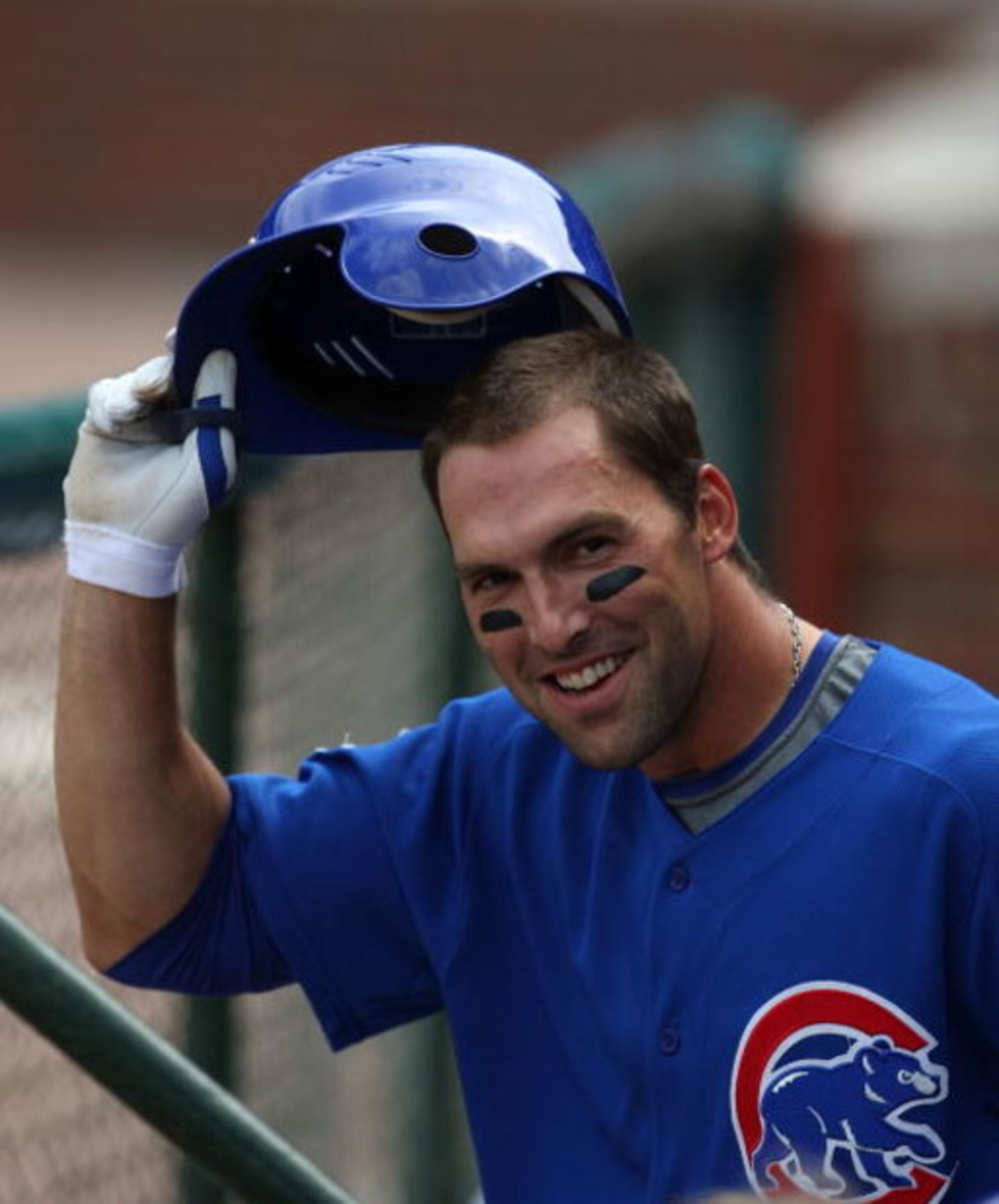 CHICAGO - AUGUST 06: Mark DeRosa #7 of the Chicago Cubs tips his hat to the crowd after hitting a grand slam home run in the 3rd inning against the Houston Astros on August 6, 2008 at Wrigley Field in Chicago, Illinois. (Photo by Jonathan Daniel/Getty Ima