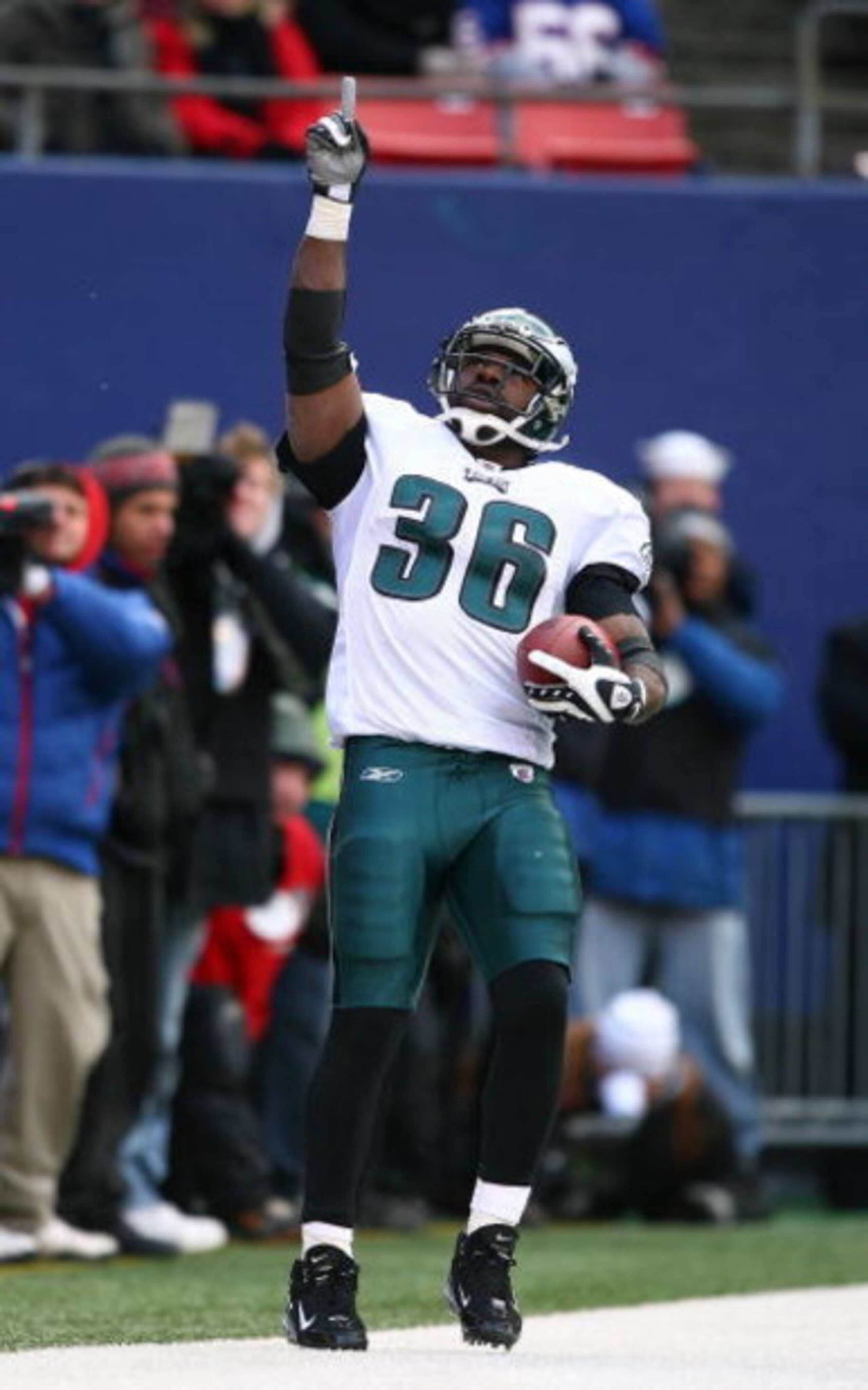 EAST RUTHERFORD, NJ - DECEMBER 07:  Brian Westbrook #36 of the Philadelphia Eagles celebrates scoring a touchdown against the New York Giants on December 7, 2008 at Giants Stadium in East Rutherford, New Jersey.  (Photo by Al Bello/Getty Images)
